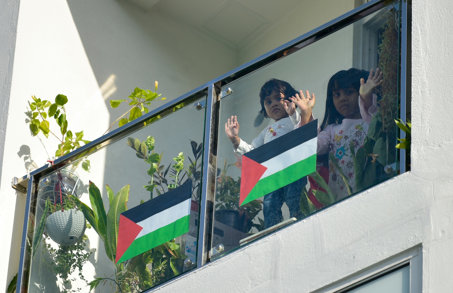 މާލެ- މޭއި 18، 2021: އިޒްރޭލުން ފަލަސްތީނަށް ދޭ ހަމަލާތަކާ ދެކޮޅުހަދައި ފަލަސްތީނާ އެކުގައި ތިބިކަން ހާމަކުރުމަށް ފަލަސްތީނު ދިދަ އާއި ދިވެހި ދިދަ ހިފައިގެން ކުޑަ ކުދިންތަކެއް ބެލްކަނީގައި ޝުއޫރު ފާޅުކުރަނީ --.ފޮޓޯ: ނިޝާން އަލީ/މިހާރު