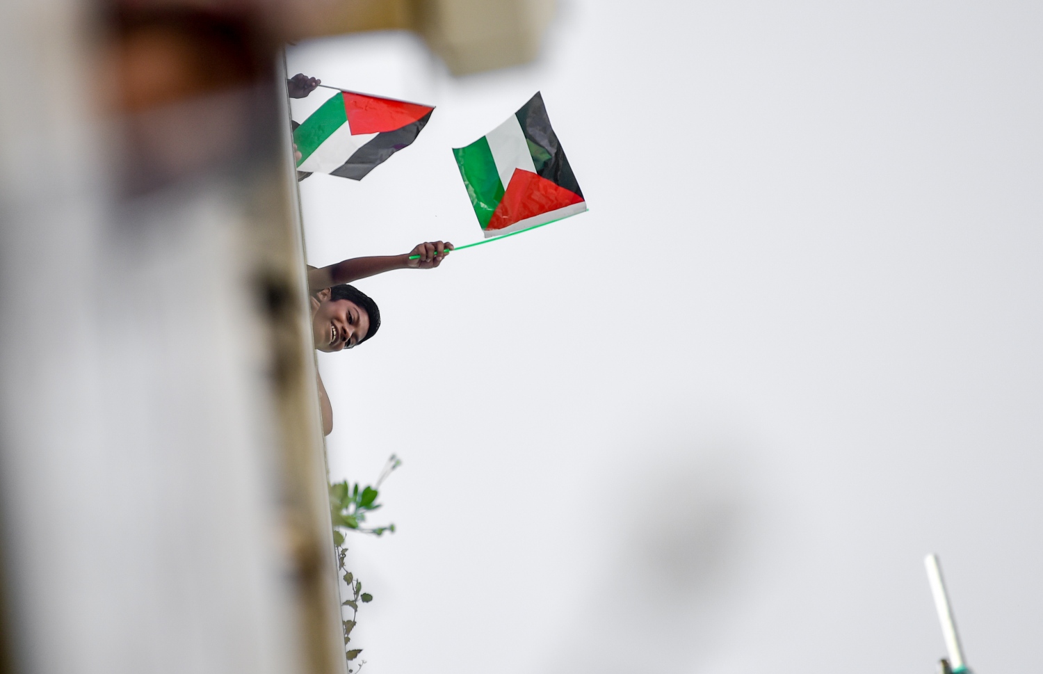 މާލެ- މޭއި 18، 2021: އިޒްރޭލުން ފަލަސްތީނަށް ދޭ ހަމަލާތަކާ ދެކޮޅުހަދައި ފަލަސްތީނާ އެކުގައި ތިބިކަން ހާމަކުރުމަށް ފަލަސްތީނު ދިދަ އާއި ދިވެހި ދިދަ ހިފައިގެން ކުޑަ ކުއްޖަކު ބެލްކަނީގައި ޝުއޫރު ފާޅުކުރަނީ --.ފޮޓޯ: ނިޝާން އަލީ/މިހާރު