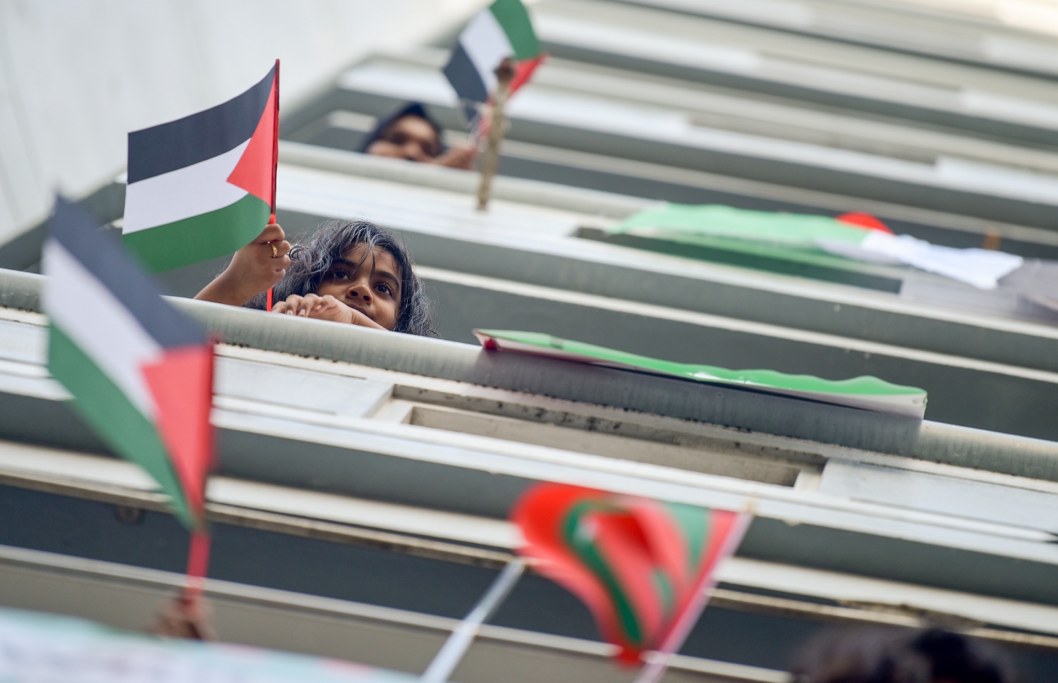 މާލެ- މޭއި 18، 2021: އިޒްރޭލުން ފަލަސްތީނަށް ދޭ ހަމަލާތަކާ ދެކޮޅުހަދައި ފަލަސްތީނާ އެކުގައި ތިބިކަން ހާމަކުރުމަށް ފަލަސްތީނު ދިދަ އާއި ދިވެހި ދިދަ ހިފައިގެން ކުޑަ ކުއްޖަކު ބެލްކަނީގައި --.ފޮޓޯ: ނިޝާން އަލީ/މިހާރު