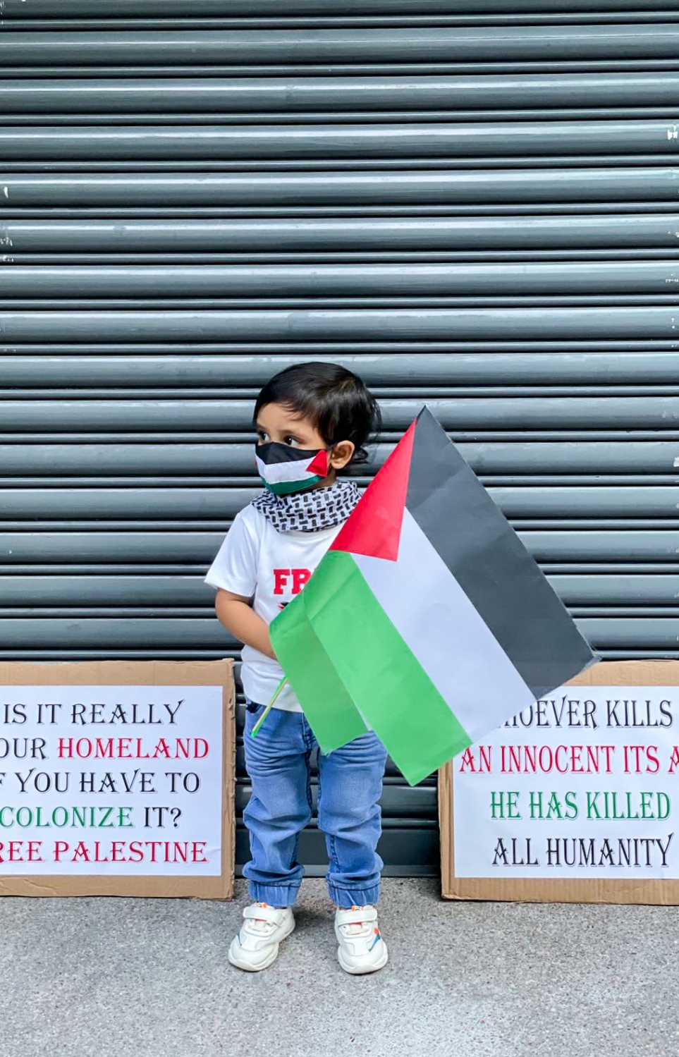 މާލެ- މޭއި 18، 2021: އިޒްރޭލުން ފަލަސްތީނަށް ދޭ ހަމަލާތަކާ ދެކޮޅުހަދައި ފަލަސްތީނާ އެކުގައި ތިބިކަން ހާމަކުރުމަށް ފަލަސްތީނު ދިދަ އާއި ދިވެހި ދިދަ ހިފައިގެން ކުޑަ ކުއްޖަކު --.ފޮޓޯ: ނިޝާން އަލީ/މިހާރު