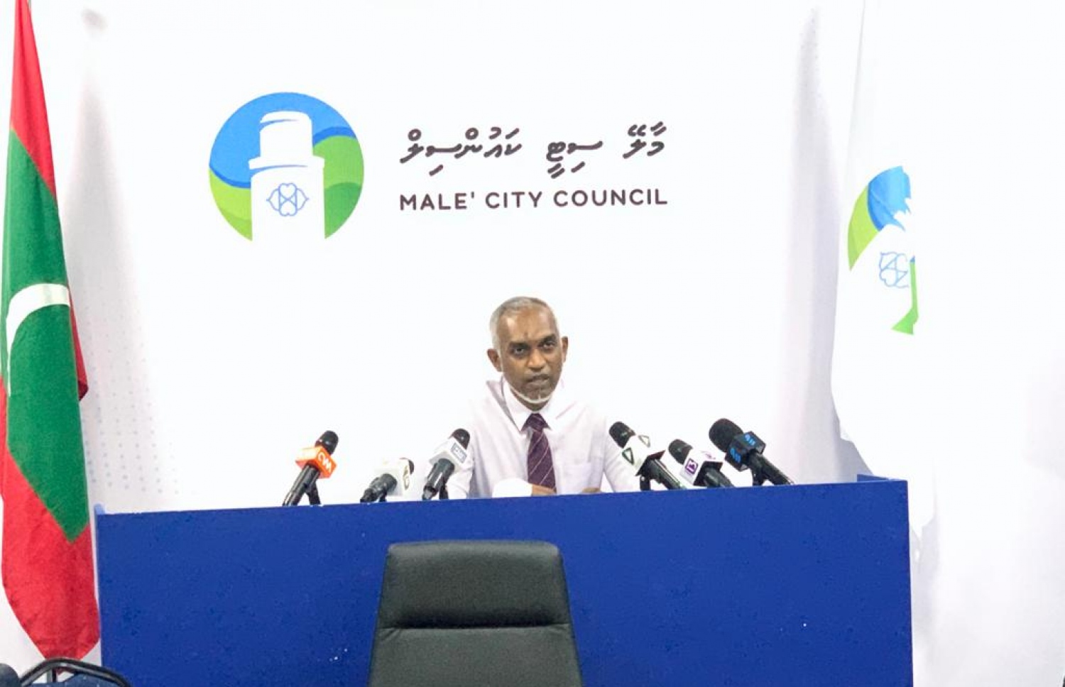 މާލޭގެ އާ މޭޔަރު ޑރ. މުއިއްޒު ރޭ ނޫސްވެރިންނާ ވާހަކަ ދައްކަވަނީ