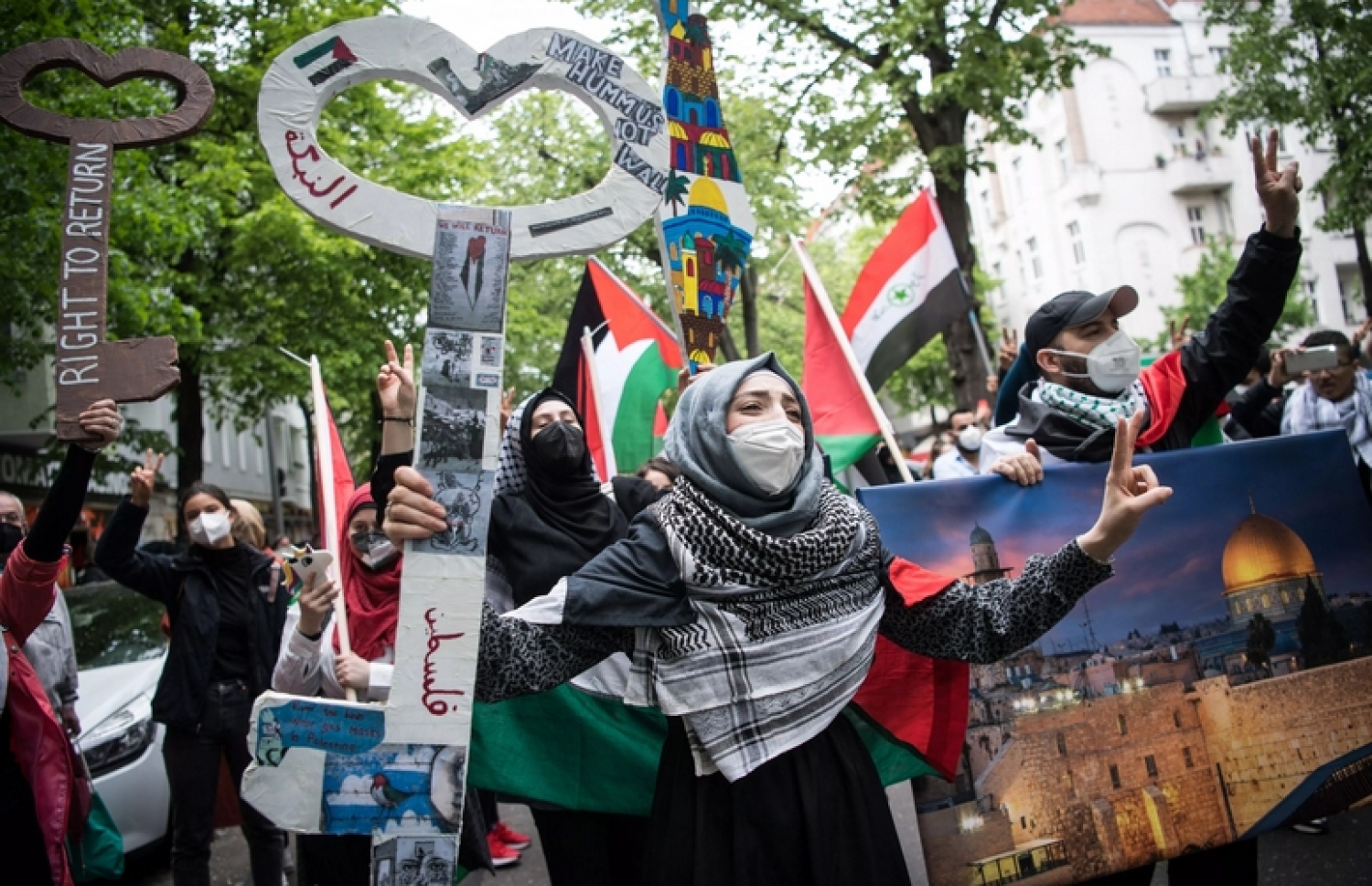 ކަފިއްޔާ ޑިޒައިންގެ ބުރުގާއެއް އަޅައިގެން ހުރި މީހަކު އިޒްރޭލާ ދެކޮޅަށް އަޑު އުފުލަނީ