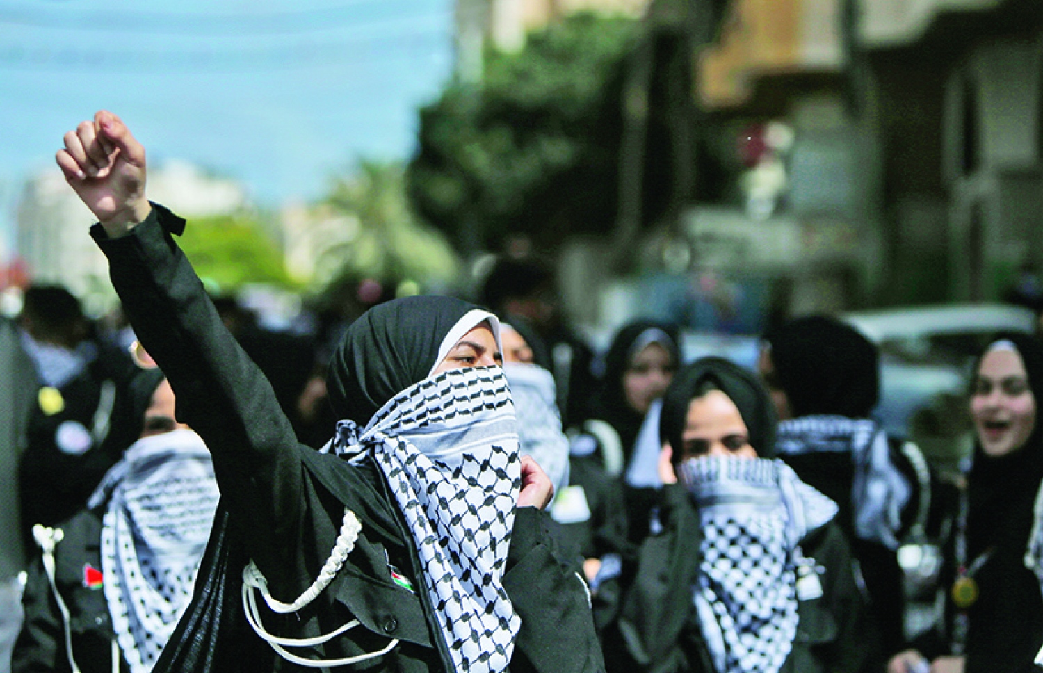 ކަފިއްޔާ ޑިޒައިންގެ ބުރުގާ އާއި ސްކާފް އަޅައިގެން ތިބެ އިޒްރޭލާ ދެކޮޅަށް އަޑު އުފުލަނީ