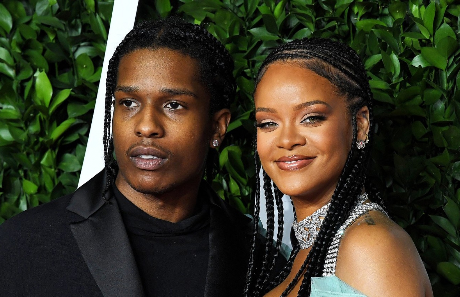 މަޝްހޫރު ޕޮޕް ލަވަކިޔުންތެރިޔާ ރިއާނާ އާއި އޭނާގެ ބައިވެރިޔާ ރެޕް ލަވަކިޔުންތެރިޔާ އޭސެޕް ރޮކީއާ.