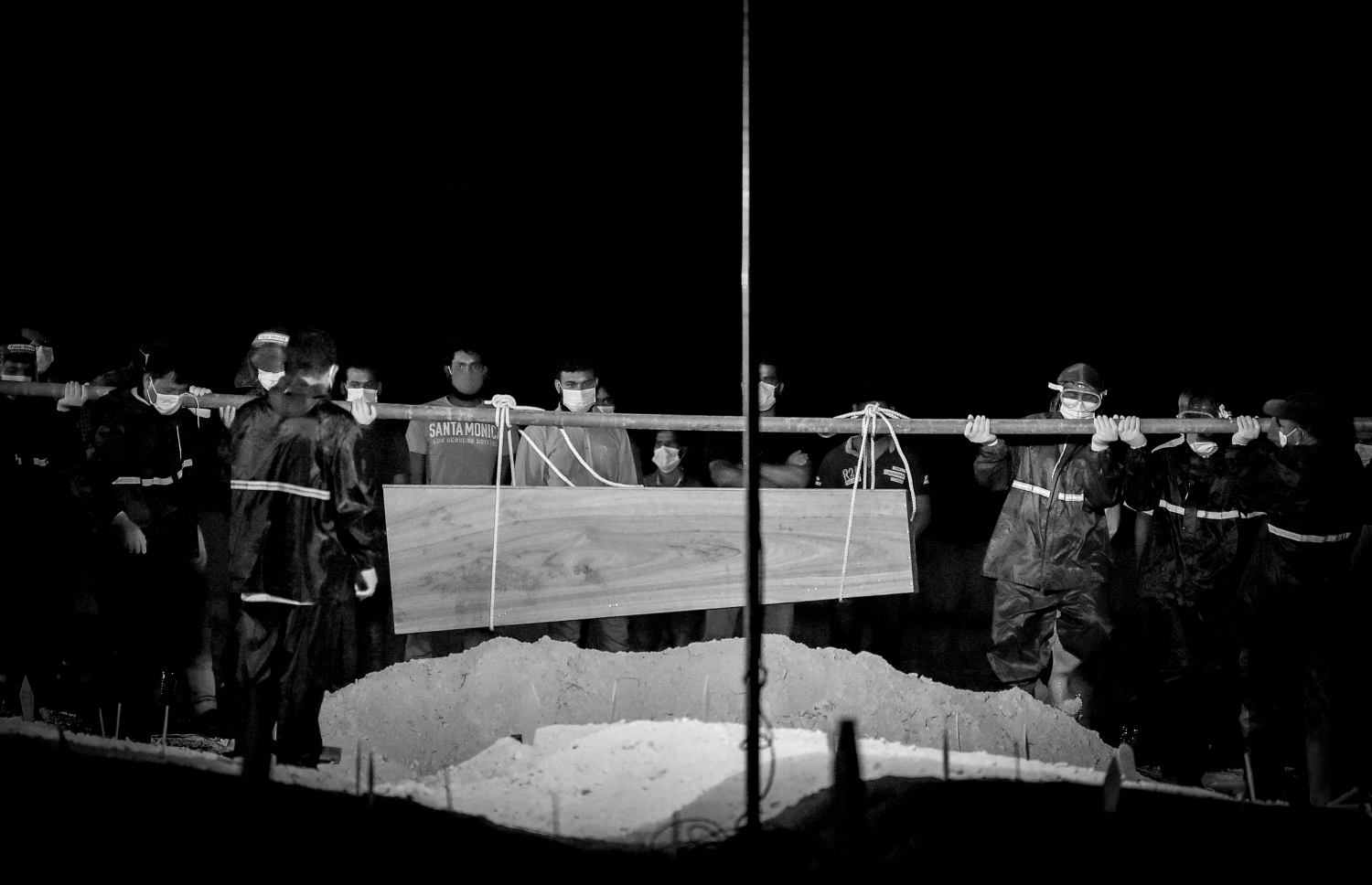 މާލެ- މޭ 21، 2021: މާލެ ސަރަހައްދުން ކޮވިޑް-19 ގެ ސަބަބުން މަރުވި މީހެއް ވަޅުލުމުގެ ކަންކަން ކުރިއަށް ދަނީ--. ފޮޓޯ: ނިޝާން އަލީ/މިހާރު