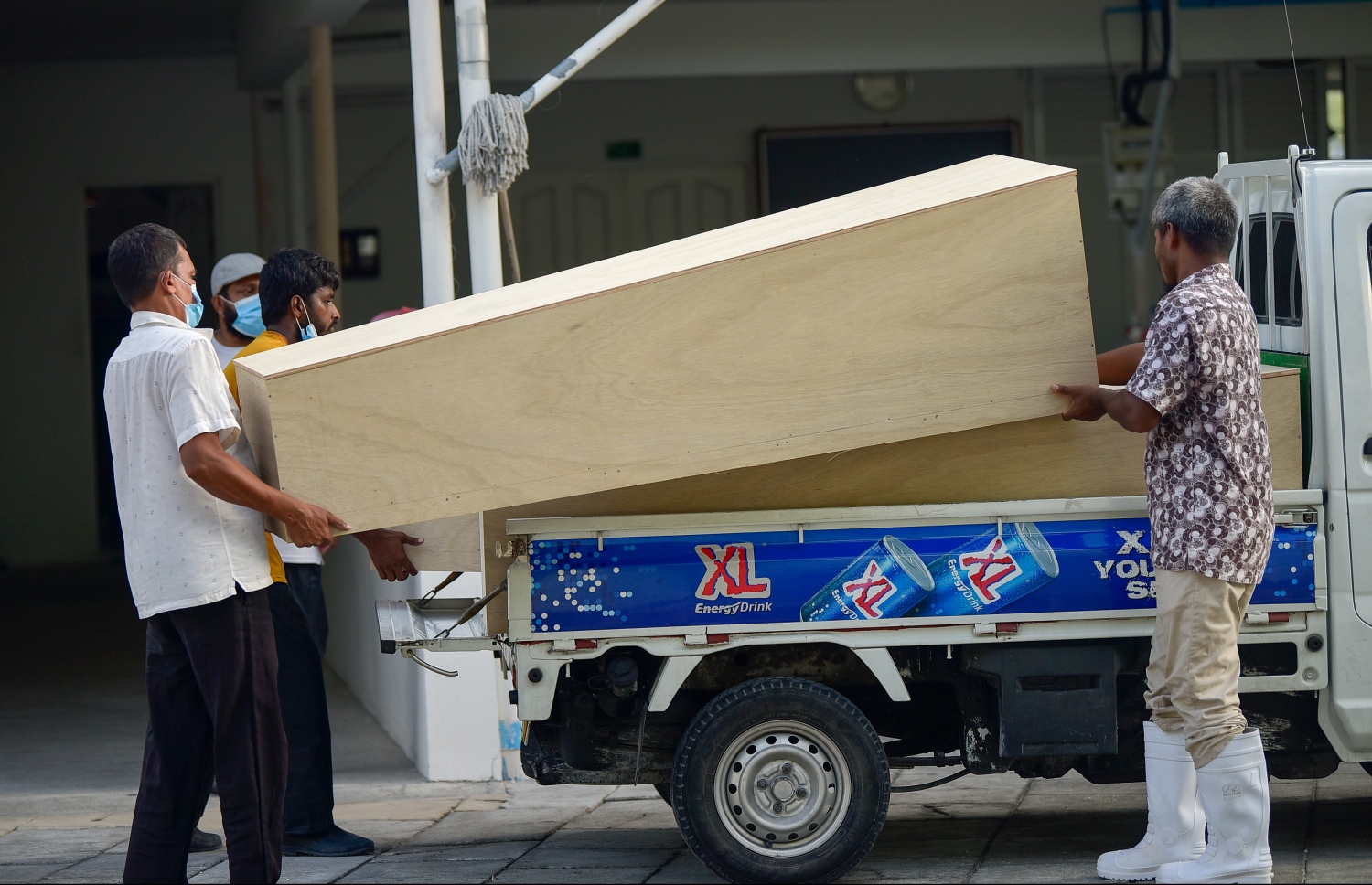 މާލެ- މޭ 21، 2021: މާލެ ސަރަހައްދުން ކޮވިޑް-19 ގެ ސަބަބުން މަރުވާ މީހުން ވަޅުލުމަށް ބޭނުންވާ ސަންދޯ ހުޅުމާލެ ސަހަރާއަށް ވައްދަނީ، ރާއްޖޭގައި ކޮވިޑް-19 ގެ ސަބަބުން މަރުވާ މީހުން އަދަދު ދަނީ ދުވަހަކަށް ފަހު ދުވަހެއް އިތުރުވަމުން--. ފޮޓޯ: ނިޝާން އަލީ/މިހާރު