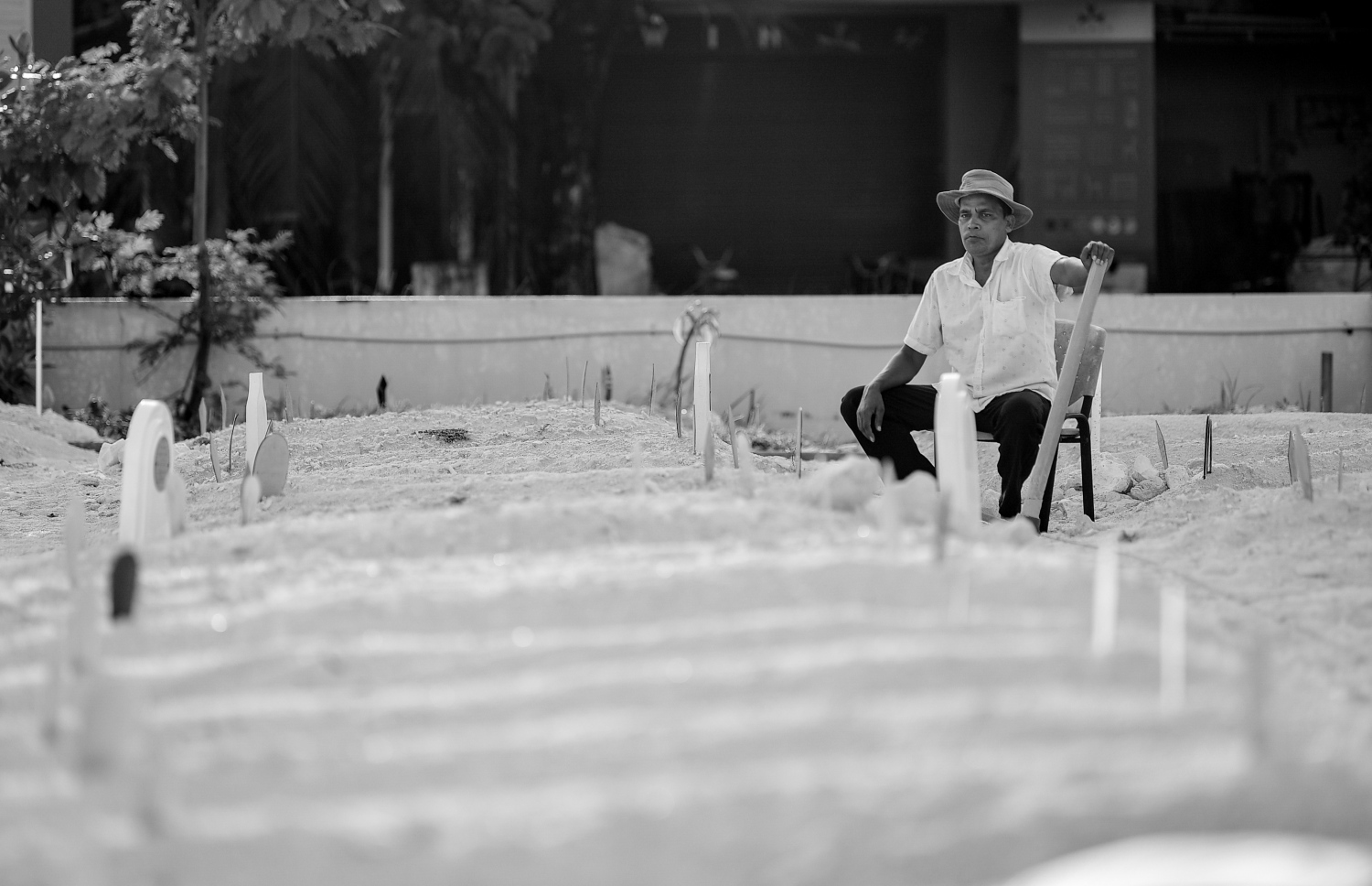 ހުޅުމާލޭ ސަހަރާގައި ކޮވިޑް ބަލީގައި މަރުވި މީހުން ވަޅުލަނީ-- ފޮޓޯ: ނިޝާން އަލީ/ މިހާރު