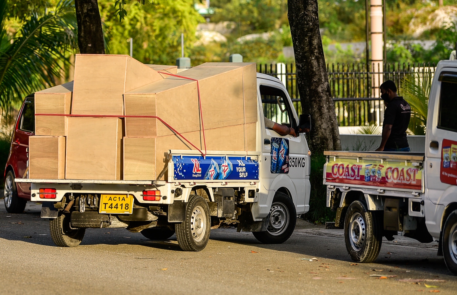 މާލެ- މޭ 21، 2021: މާލެ ސަރަހައްދުން ކޮވިޑް-19 ގެ ސަބަބުން މަރުވާ މީހުން ވަޅުލުމަށް ބޭނުންވާ ސަންދޯ  ހުޅުމާލެ ސަހަރާއަށް ވައްދަނީ، ރާއްޖޭގައި ކޮވިޑް-19 ގެ ސަބަބުން މަރުވާ މީހުން އަދަދު ދަނީ ދުވަހަކަށް ފަހު ދުވަހެއް އިތުރުވަމުން--. ފޮޓޯ: ނިޝާން އަލީ/މިހާރު
