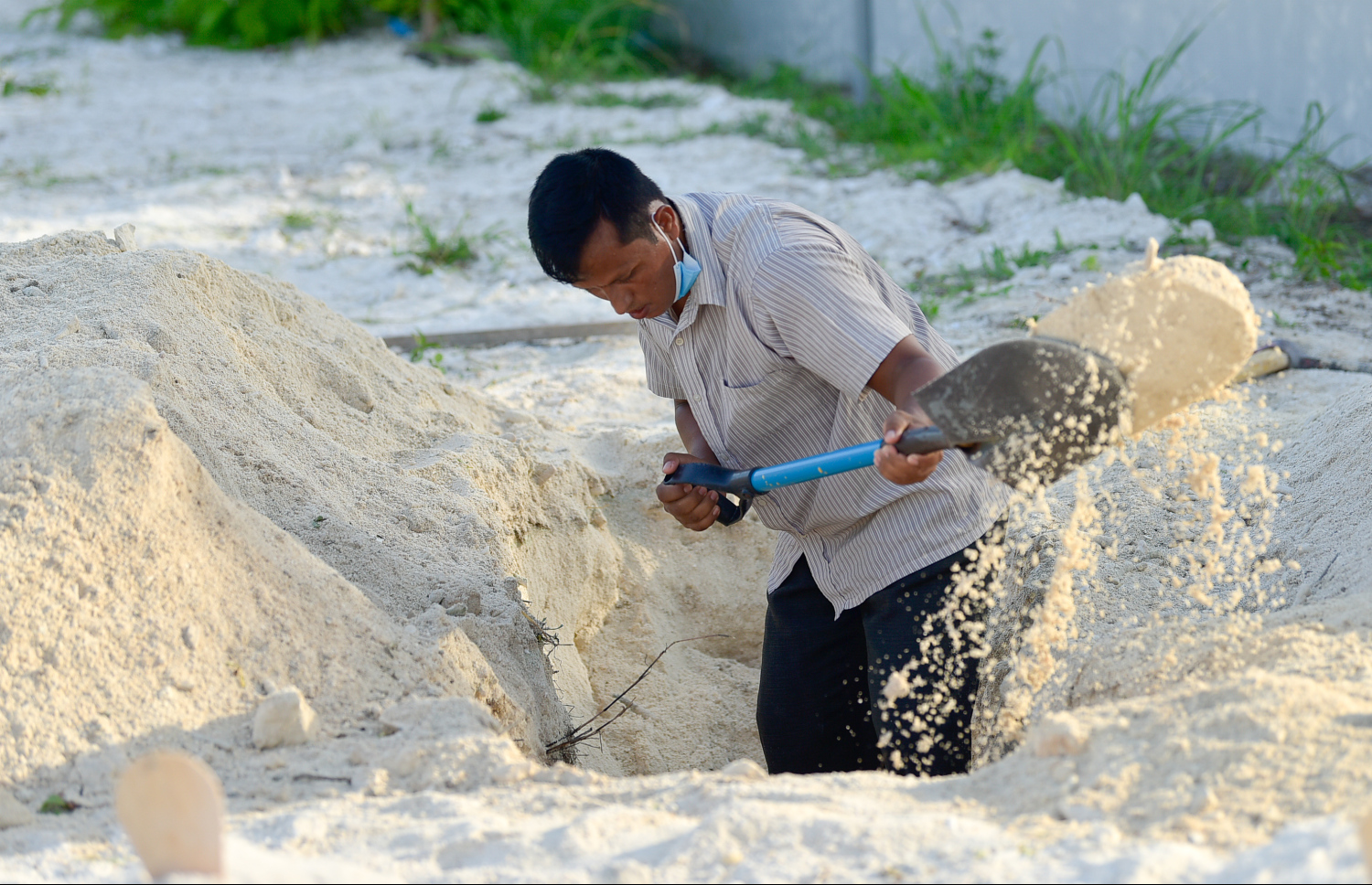 މާލެ- މޭ 21، 2021: ކޮވިޑް-19 ގެ ސަބަބުން މަރުވާ މީހުން ވަޅުލުމަށް ހުޅުމާލެ ސަހަރާގައި ވަޅު ކޮންނަނީ، އެތަނުގައި މަސައްކަތް ކުރާ ޖަމާއަތްތެރިން ބުނާ ގޮތުގައި ކޮވިޑް ޖެހިގެން މަރުވާ މީހުން ގިނަވުމުގެ ސަބަބުން ބަލަ ބަލާ ތިއްބާ އެ ސަހަރާ ދަނީ ފުރެމުން--. ފޮޓޯ: ނިޝާން އަލީ/މިހާރު