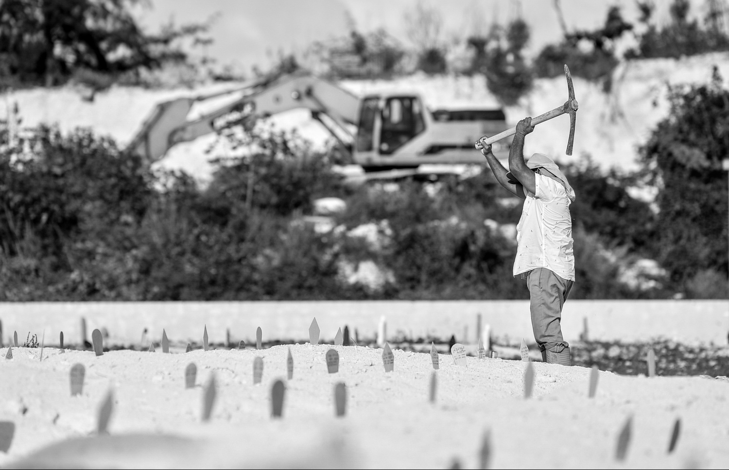 މާލެ- މޭ 21، 2021: ކޮވިޑް-19 ގެ ސަބަބުން މަރުވާ މީހުން ވަޅުލުމަށް ހުޅުމާލެ ސަހަރާގައި ވަޅު ކޮންނަނީ، އެތަނުގައި މަސައްކަތް ކުރާ ޖަމާއަތްތެރިން ބުނާ ގޮތުގައި ކޮވިޑް ޖެހިގެން މަރުވާ މީހުން ގިނަވުމުގެ ސަބަބުން ބަލަ ބަލާ ތިއްބާ އެ ސަހަރާ ދަނީ ފުރެމުން.-- ފޮޓޯ: ނިޝާން އަލީ/މިހާރު