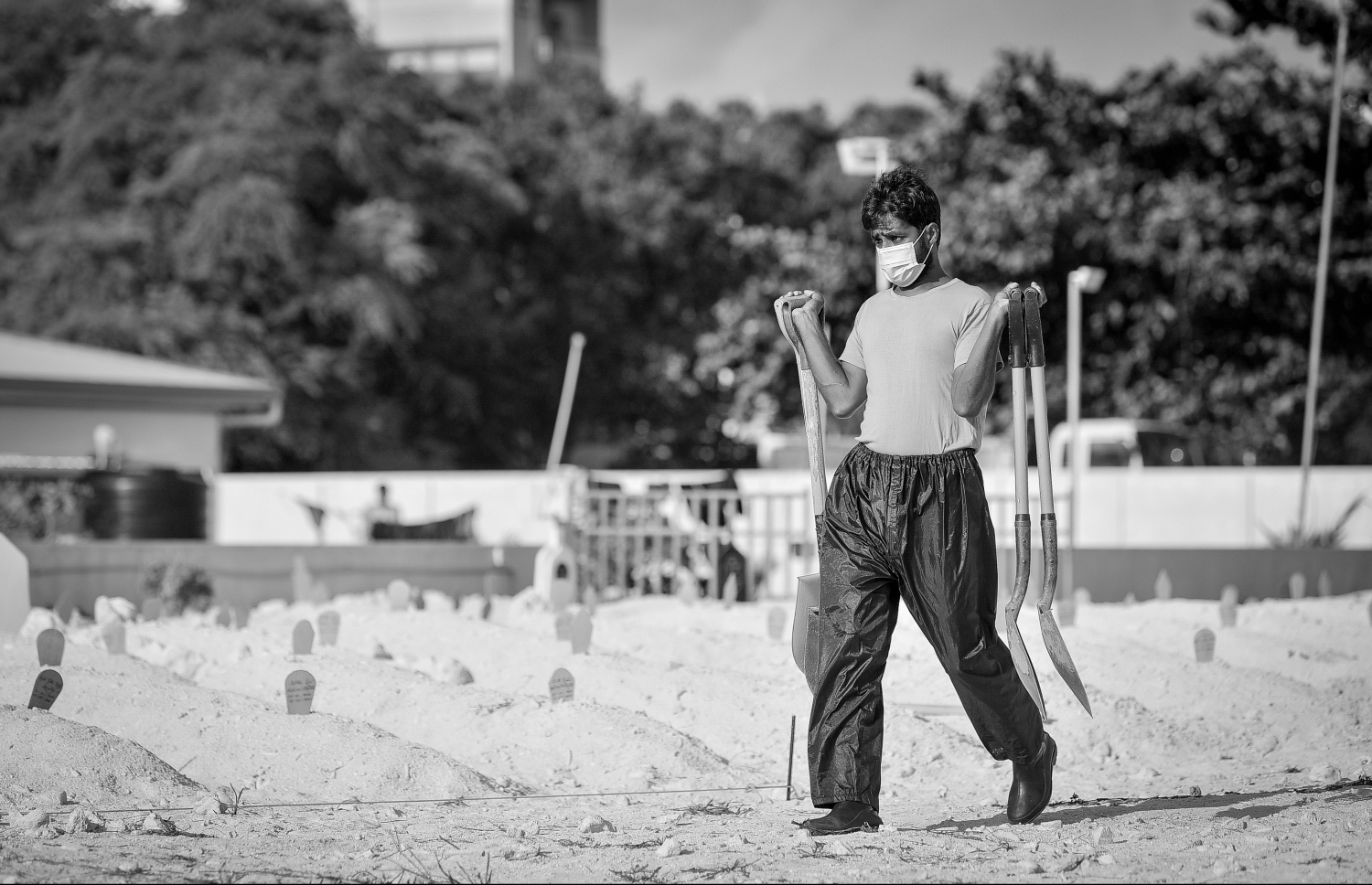 މާލެ- މޭ 21، 2021: ކޮވިޑް-19 ގެ ސަބަބުން މަރުވާ މީހުން ވަޅުލުމަށް ހުޅުމާލެ ސަހަރާގައި ވަޅު ކޮންނަނީ، އެތަނުގައި މަސައްކަތް ކުރާ ޖަމާއަތްތެރިން ބުނާ ގޮތުގައި ކޮވިޑް ޖެހިގެން މަރުވާ މީހުން ގިނަވުމުގެ ސަބަބުން ބަލަ ބަލާ ތިއްބާ އެ ސަހަރާ ދަނީ ފުރެމުން--. ފޮޓޯ: ނިޝާން އަލީ/މިހާރު