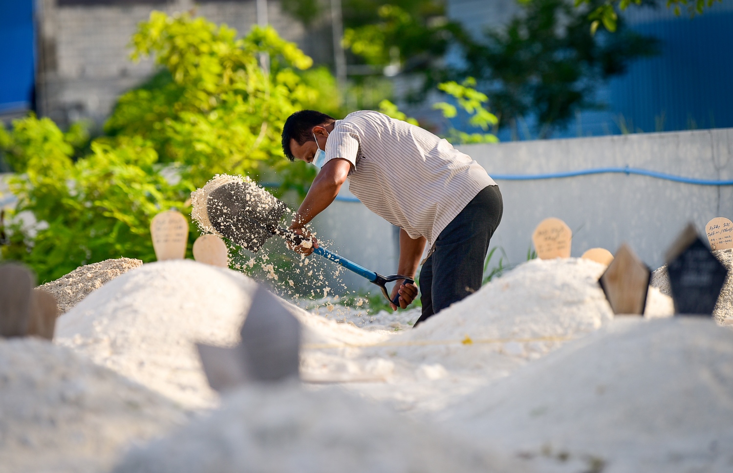 މާލެ- މޭ 21، 2021: ކޮވިޑް-19 ގެ ސަބަބުން މަރުވާ މީހުން ވަޅުލުމަށް ހުޅުމާލެ ސަހަރާގައި ވަޅު ކޮންނަނީ، އެތަނުގައި މަސައްކަތް ކުރާ ޖަމާއަތްތެރިން ބުނާ ގޮތުގައި ކޮވިޑް ޖެހިގެން މަރުވާ މީހުން ގިނަވުމުގެ ސަބަބުން ބަލަ ބަލާ ތިއްބާ އެ ސަހަރާ ދަނީ ފުރެމުން--. ފޮޓޯ: ނިޝާން އަލީ/މިހާރު