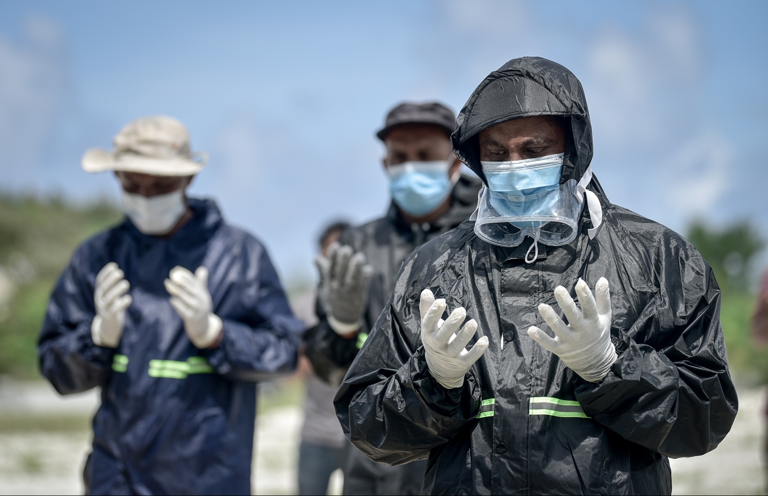 މޭ 21، 2021 ގައި މާލެ ސަރަހައްދުން ކޮވިޑް-19 ގެ ސަބަބުން މަރުވި މީހެއްގެ ޖަނާޒާ ކުރިއަށް ދަނީ: ކޮވިޑްގެ ނުރައްކާ ހާލަތުގައި އެތައް ބައެެއްގެ ފުރާނަ ގެއްލުނުއިރު އެ މީހުންނަށް ފަހުގެ އިހްތިރާމް އަދާކުރުމުގައި ވެސް އެތައް ހުރަހެއް ކުރިމަތިވި. -- ފޮޓޯ: ނިޝާން އަލީ/މިހާރު