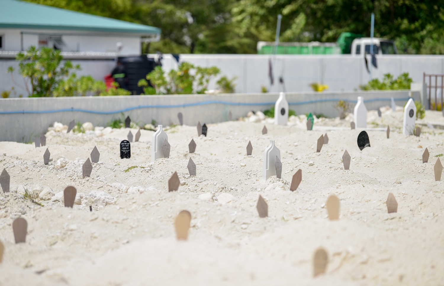 މޭ 21، 2021: ކޮވިޑްގައި މަރުވެފައިވާ މީހުން ވަޅުލާފައި-- ފޮޓޯ: ނިޝާން އަލީ/ މިހާރު