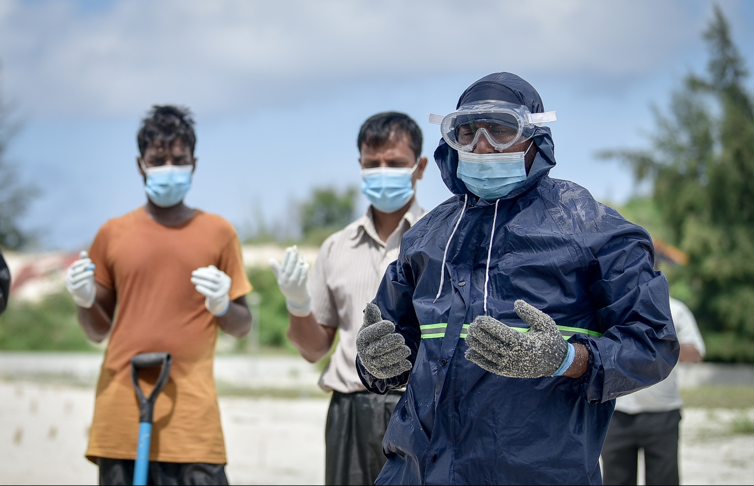 މާލެ- މޭ 21، 2021: މާލެ ސަރަހައްދުން ކޮވިޑް-19 ގެ ސަބަބުން މަރުވި މީހެއްގެ ޖަނާޒާ ކުރިއަށް ދަނީ--. ފޮޓޯ: ނިޝާން އަލީ/މިހާރު