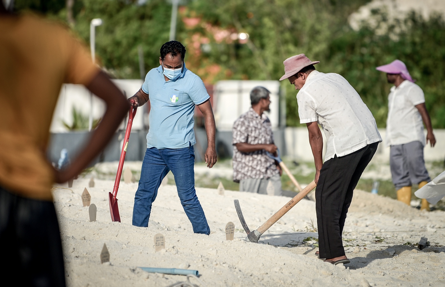 މާލެ- މޭ 21، 2021: ކޮވިޑް-19 ގެ ސަބަބުން މަރުވާ މީހުން ވަޅުލުމަށް ހުޅުމާލެ ސަހަރާގައި ވަޅު ކޮންނަނީ، އެތަނުގައި މަސައްކަތް ކުރާ ޖަމާއަތްތެރިން ބުނާ ގޮތުގައި ކޮވިޑް ޖެހިގެން މަރުވާ މީހުން ގިނަވުމުގެ ސަބަބުން ބަލަ ބަލާ ތިއްބާ އެ ސަހަރާ ދަނީ ފުރެމުން--. ފޮޓޯ: ނިޝާން އަލީ/މިހާރު