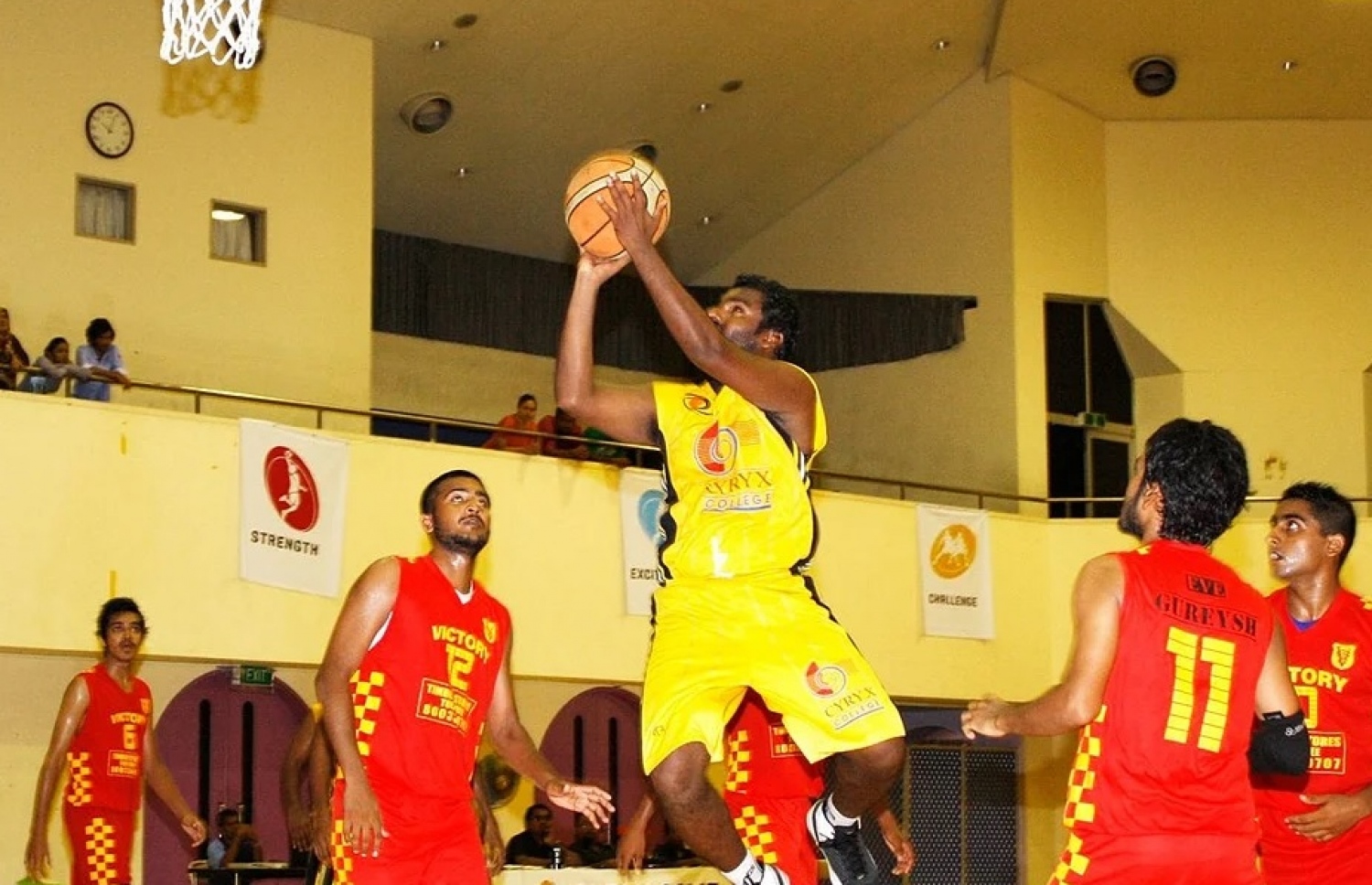 ނަޒީ، ހޫކްސްގެ ތެރެއަށް ބޯޅަ ވައްޓާލަން މަސައްކަތް ކުރަނީ --- ފައިލް ފޮޓޯ