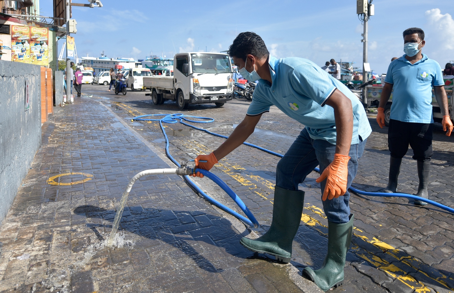 މާލެ ސިޓީ ކައުންސިލުން މާލޭގެ މަގުތައް ޑިސްއިންފެކްޓުކޮށް، ދޮވުމުގެ މަސައްކަތް މިއަދު ކުރަނީ.-- ފޮޓޯ: ނިޝާން އަލީ / މިހާރު