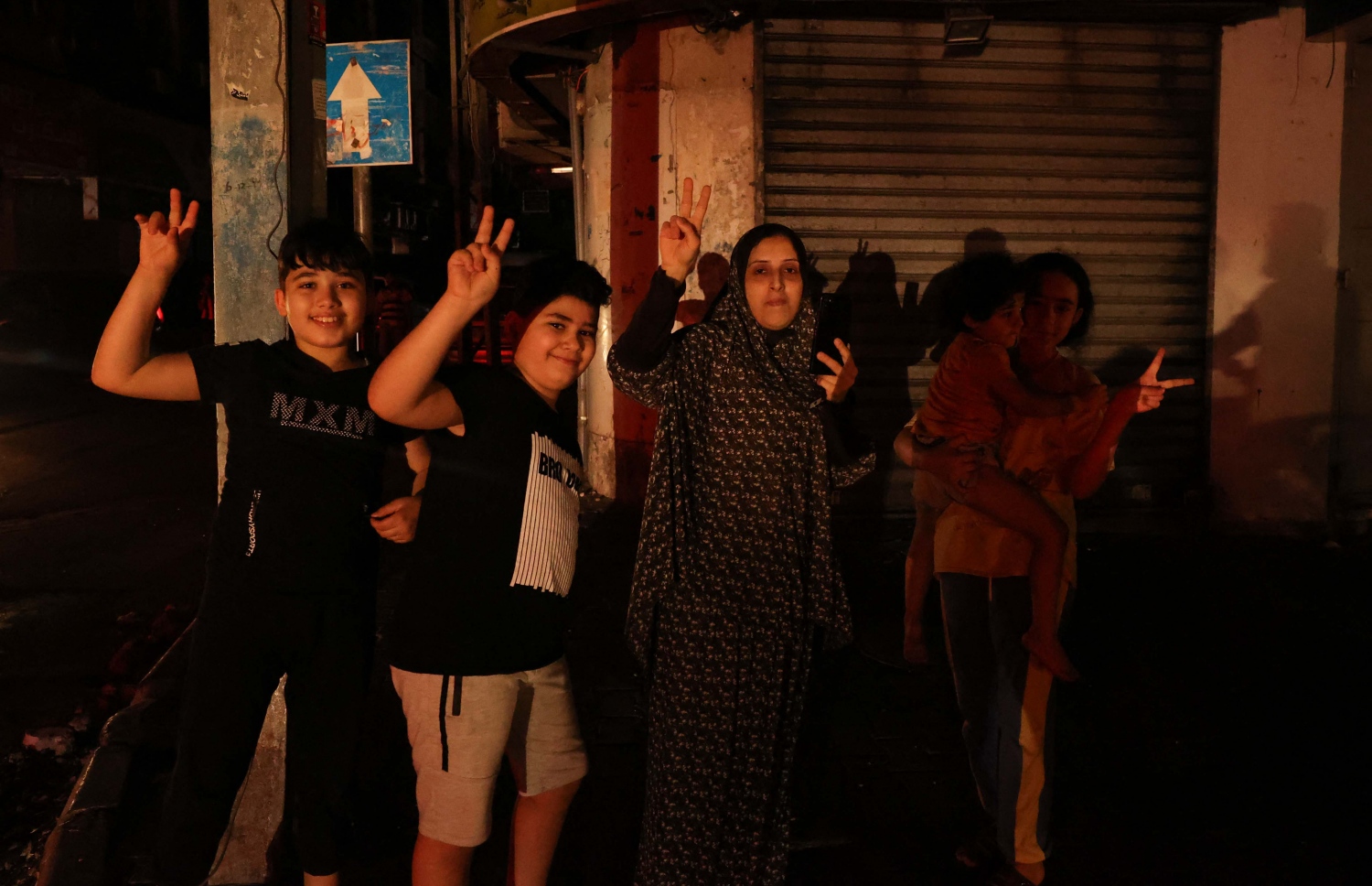 ފަލަސްތީން: ގާޒާ: މޭ 23، 2021: އިޒްރޭލުން ހިސާރުކޮށްފައި އޮންނަ ގާޒާ އަށް ދެމުންދިޔަ ވަރުގަދަ ހަމަލާތައް 11 ދުވަސް ފަހުން ހުއްޓާލުމާއެކު، ގާޒާގެ ރައްޔިތުން އުފާފާޅުކުރަނީ.-- ފޮޓޯ: އޭއެފްޕީ