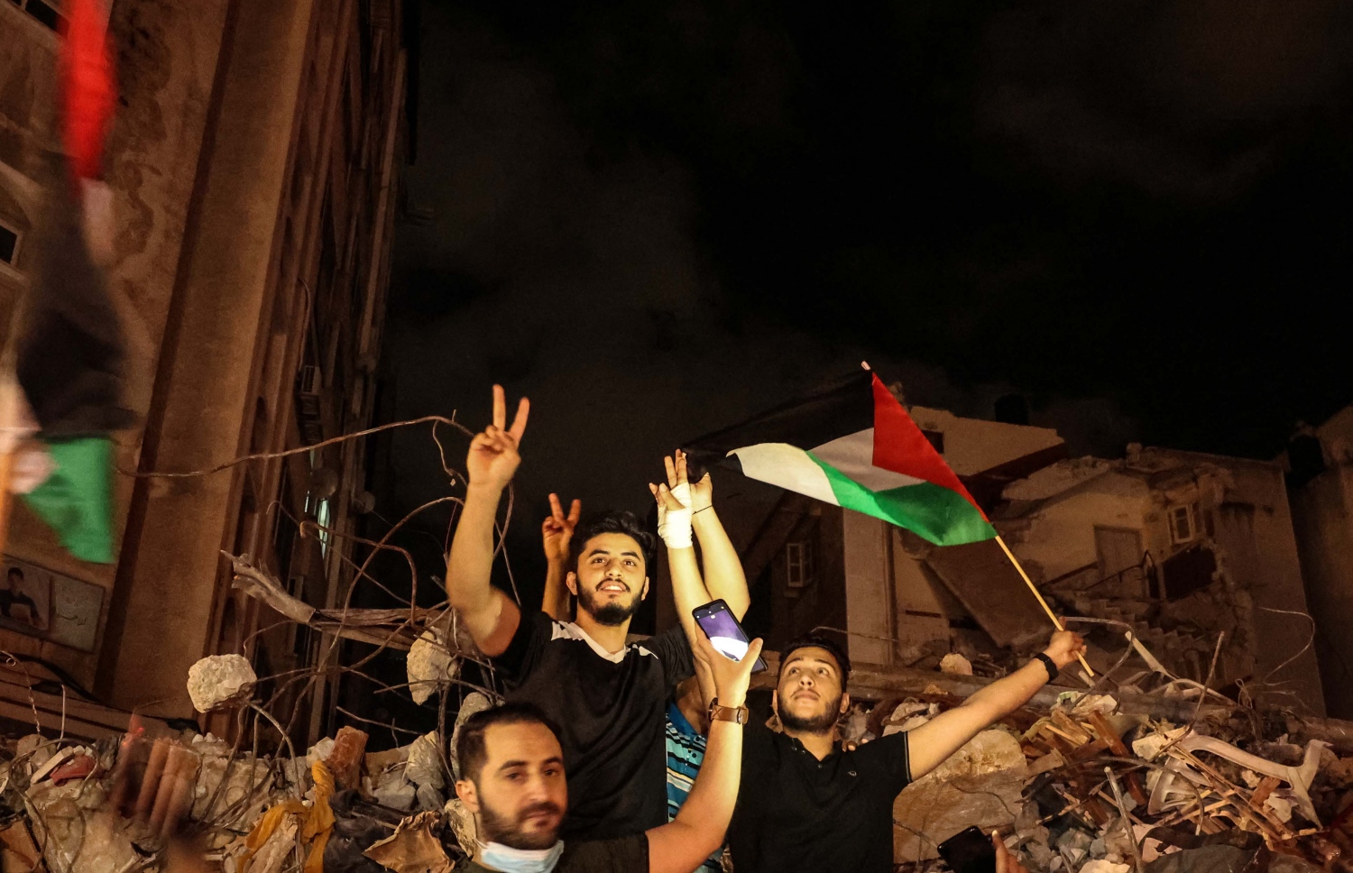 ފަލަސްތީން: ގާޒާ: މޭ 23، 2021: އިޒްރޭލުން ހިސާރުކޮށްފައި އޮންނަ ގާޒާ އަށް ދެމުންދިޔަ ވަރުގަދަ ހަމަލާތައް 11 ދުވަސް ފަހުން ހުއްޓާލުމާއެކު، ގާޒާގެ ރައްޔިތުން އުފާފާޅުކުރަނީ.-- ފޮޓޯ: އޭއެފްޕީ