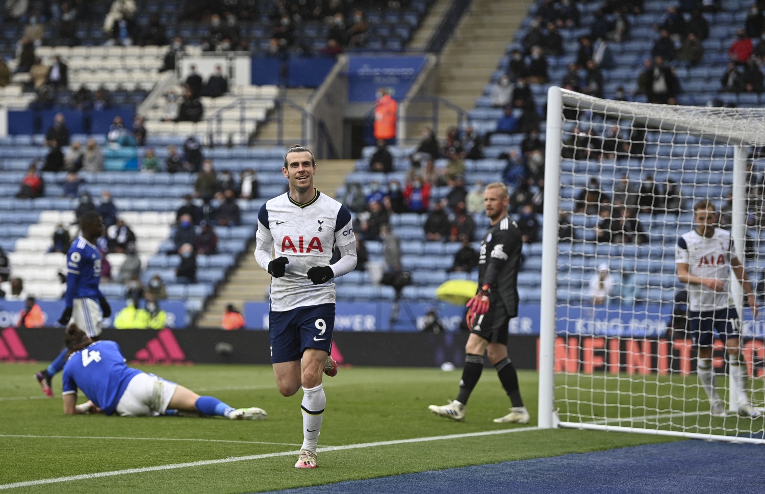 ޓޮޓެންހަމްގެ ބޭލް ލަނޑު ޖެހުމަށް ފަހު އުފާފާޅުކުރަނީ. -- ފޮޓޯ / އޭއެފްޕީ