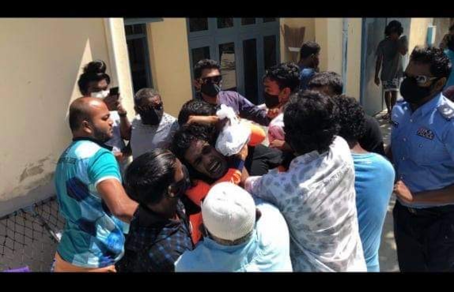 ނައިފަރުގައި ފުލުހުންތަކެއް މީހަކަށް އަނިޔާކުރި މައްސަލާގައި އެ ރަށުގެ ބައެއް މީހުން ރުޅިގަދަވެ ފުލުހުންނާ ދެމެދު ހިނގި ހަމަނުޖެހުން