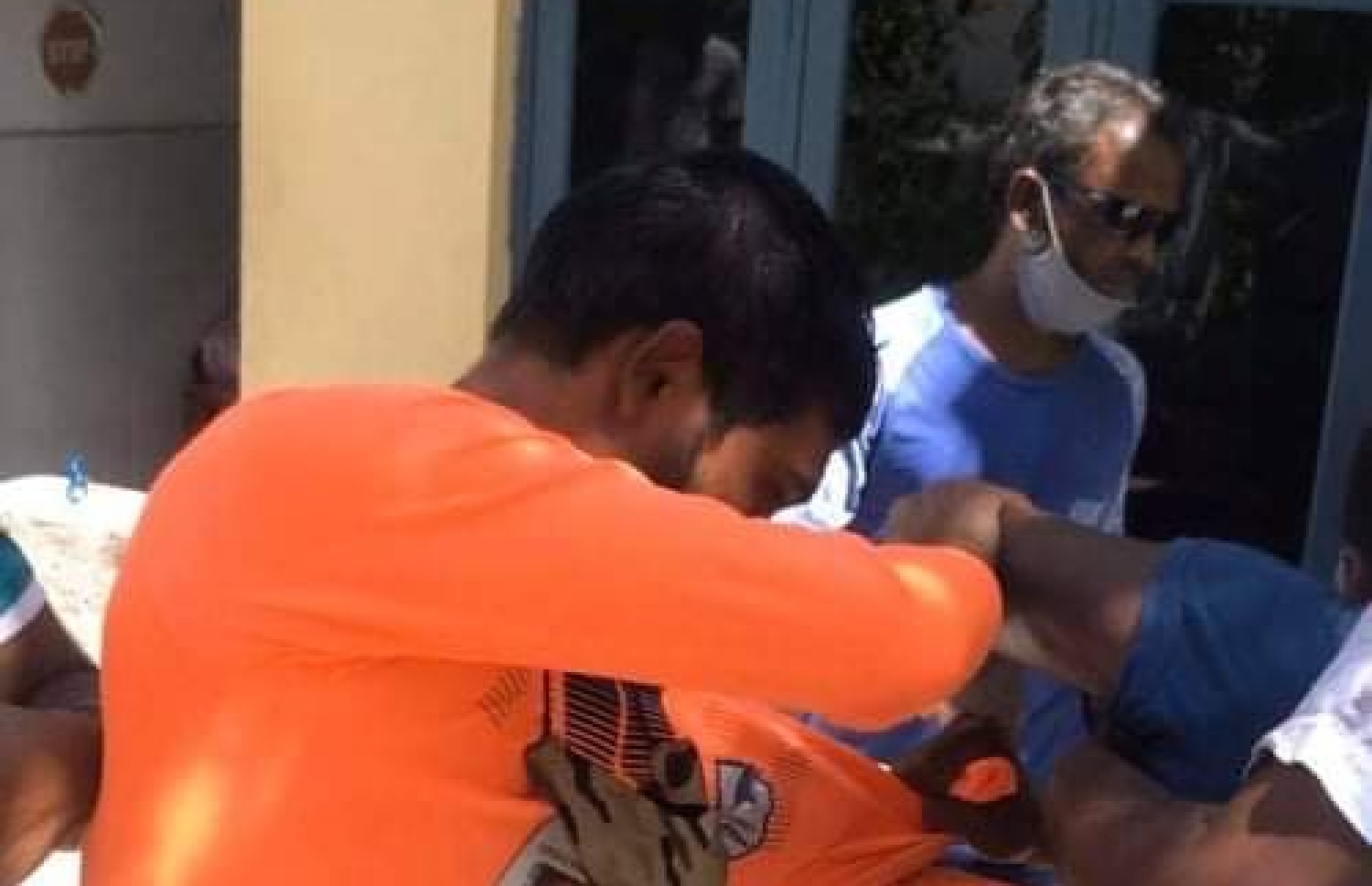 ނައިފަރުގައި ފުލުހުންތަކެއް މީހަކަށް އަނިޔާކުރި މައްސަލާގައި އެ ރަށުގެ ބައެއް މީހުން ރުޅިގަދަވެ ފުލުހުންނާ ދެމެދު ހިނގި ހަމަނުޖެހުން