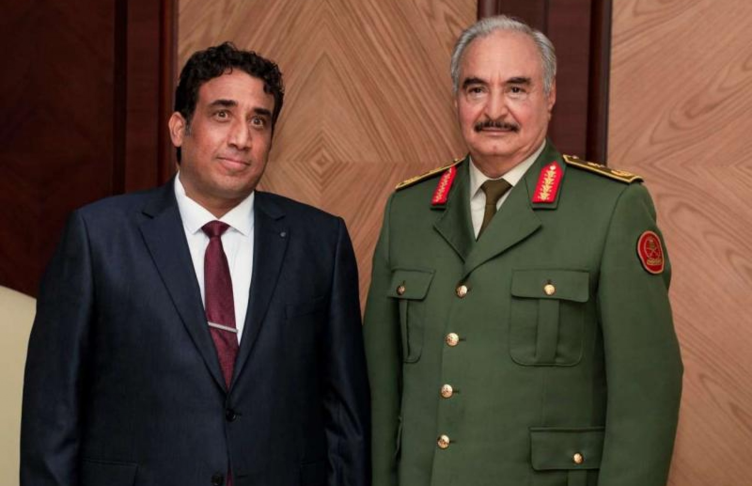 ޖެނެރަލް ޚަލީފާ ހަފްތަރް ލީބިޔާގެ ވަގުތީ ރައީސް މުހައްމަދު ޔޫނުސް މަންފީއާ، ފެބްރުއަރީ 11، 2021 ގައި ބެންގާޒީގައި ބައްދަލު ކުރައްވަނީ