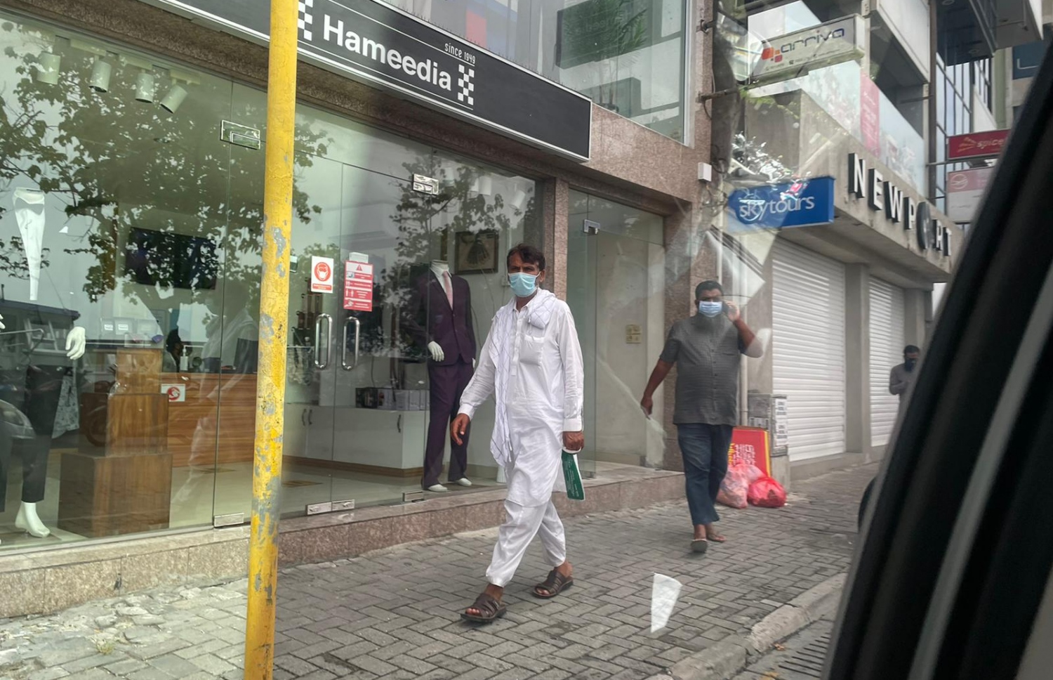 ޕާކިސްތާނުގެ މީހެއް މާލެ މަގުމަތީގައި ހިނގައިފައި ދަނީ.