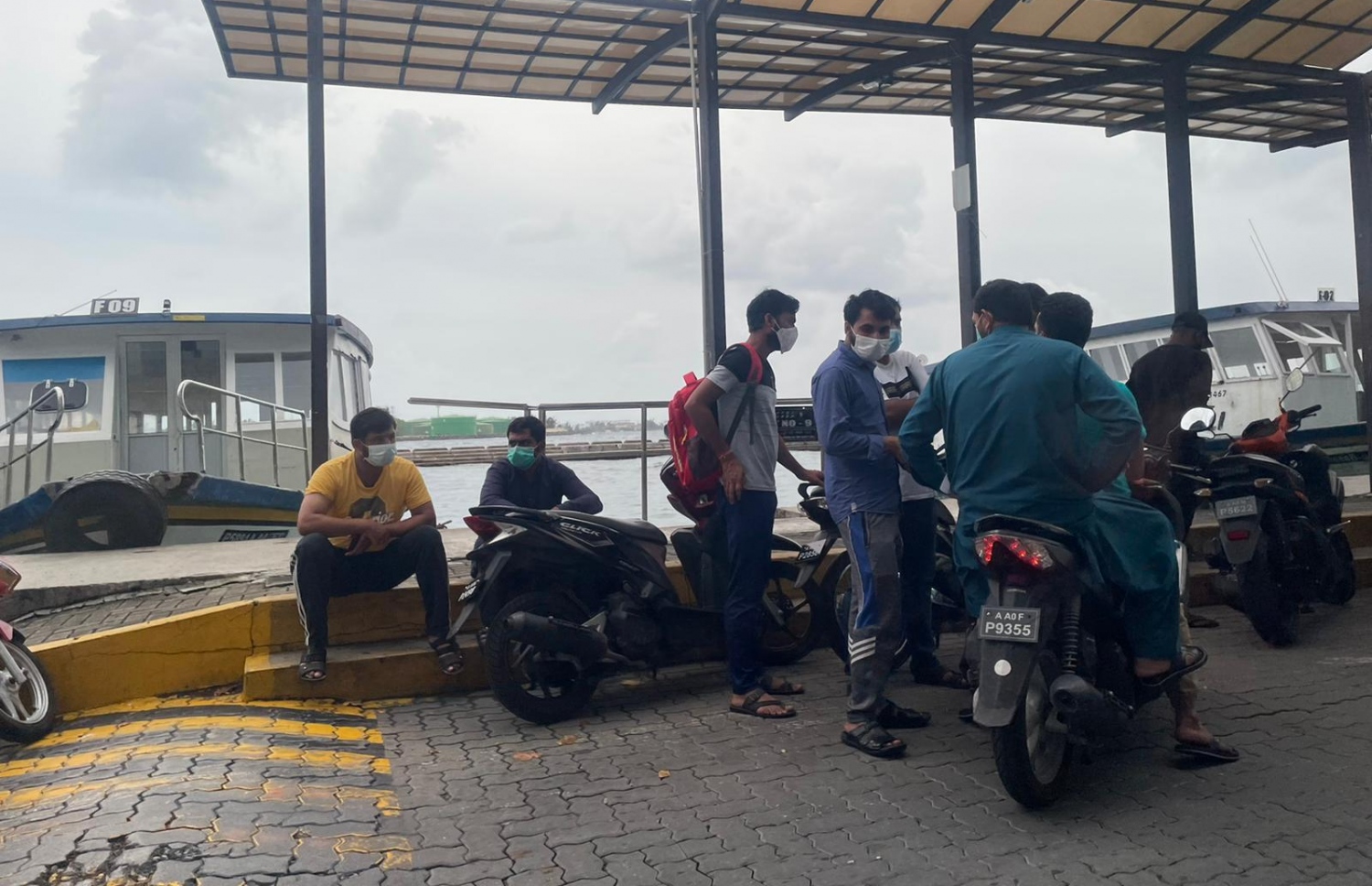 ޕަކިސްތާނު މީހުންތަކެއް ހުޅުލޭ ފެރީ ފުރާ ސަރައްހަދުގައި މަޑުކޮށްލައިގެން.