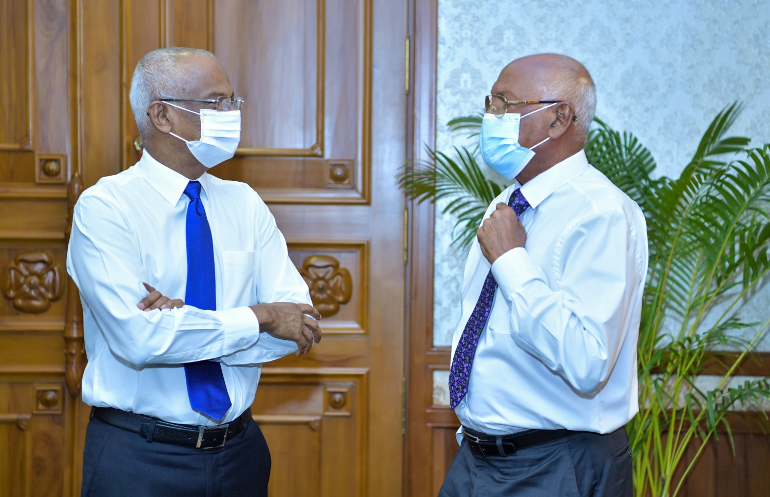 ރައީސް އޮފީހުގައި ރޭ ބޭއްވި މީޑިއާ ބްރީފިން އަށް ފަހު ރައީސް އިބްރާހީމް މުހައްމަދު ސޯލިހު އަދި ހެލްތު މިނިސްޓަރު އަހުމަދު ނަސީމް ވާހަކަފުޅުދައްކަވަނީ.