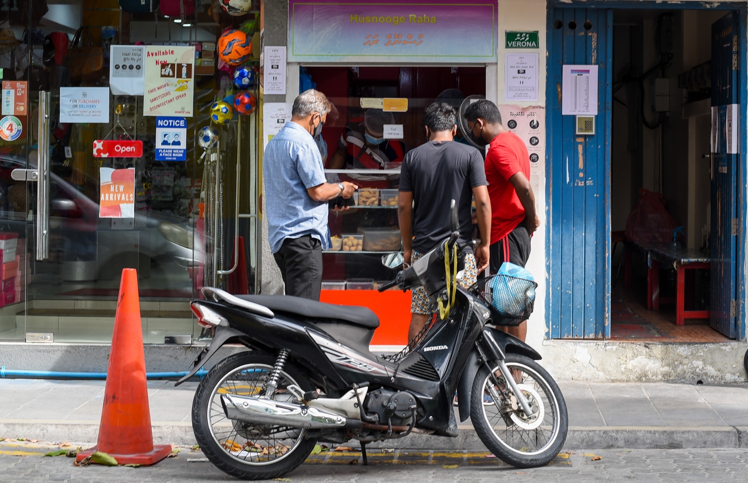 މާލެ: މެއި 26، 2021: މާލޭގައި ހުރި ޓޭކްއަވޭ ހިދުމަތްދޭ ތަނެއްގައި ބަޔަކު ހިދުމަތް ހޯދަނީ: ޕޮލިހުން ކޮންމެ ގެއަކަށް ދޫކުރާ ހާއްސަ ފާސް ނެތި މަގުމަތީގައި އުޅުން ވަނީ މަނާކުރެވިފައި.-- ފޮޓޯ: މިހާރު