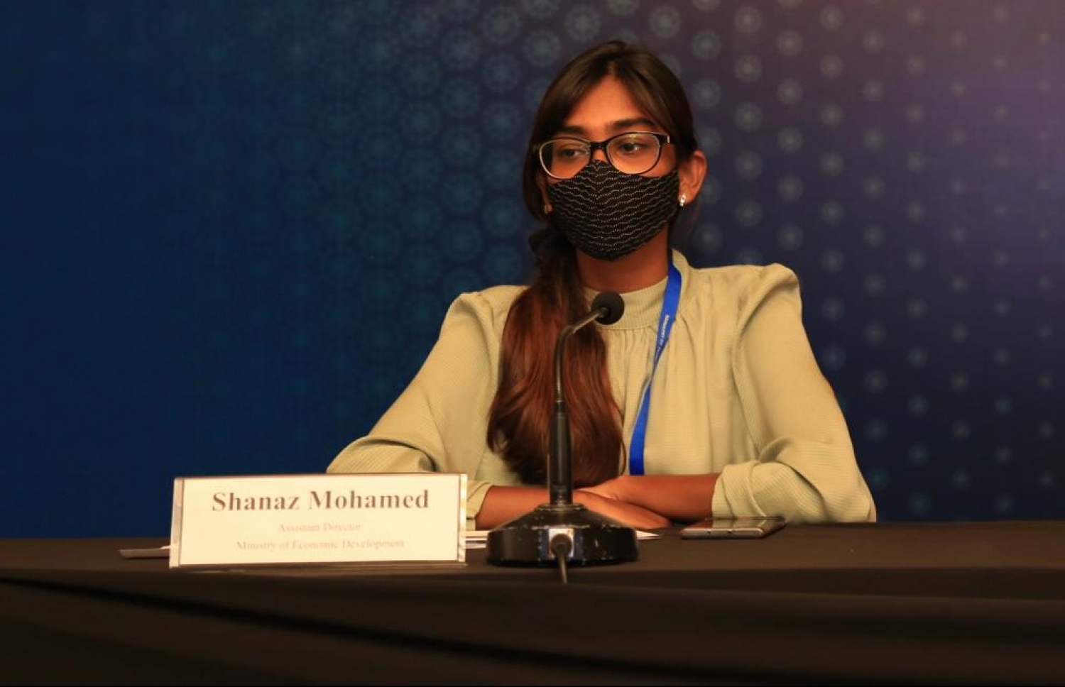 އިކޮނޮމިކް މިނިސްޓްރީގެ އެސިސްޓެންޓް ޑިރެކްޓަރު ޝަނާޒް މުހައްމަދު މިރޭ ބޭއްވި ނޫސްވެރިންގެ ބައްދަލުވުމުގައި ނޫސްވެރިންނަށް މައުލޫމާތު ދެއްވަނީ--