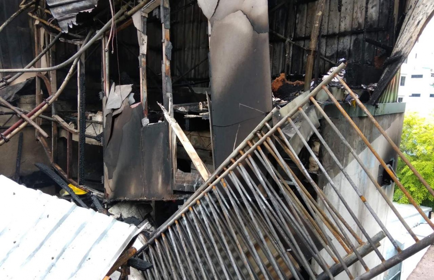 މއ. މޯނިން ވިއު ގޭގައި ހިނގި އަލިފާނުގެ ހާދިސާގައި އެ ގެއަށް ގެއްލުންވެފައި-- ފޮޓޯ: އެމްއެންޑީއެފް