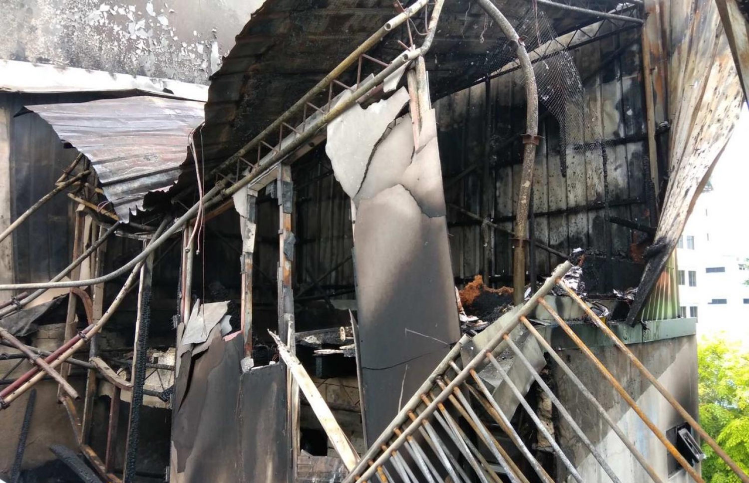 މއ. މޯނިން ވިއު ގޭގައި ހިނގި އަލިފާނުގެ ހާދިސާގައި އެ ގެއަށް ގެއްލުންވެފައި-- ފޮޓޯ: އެމްއެންޑީއެފް