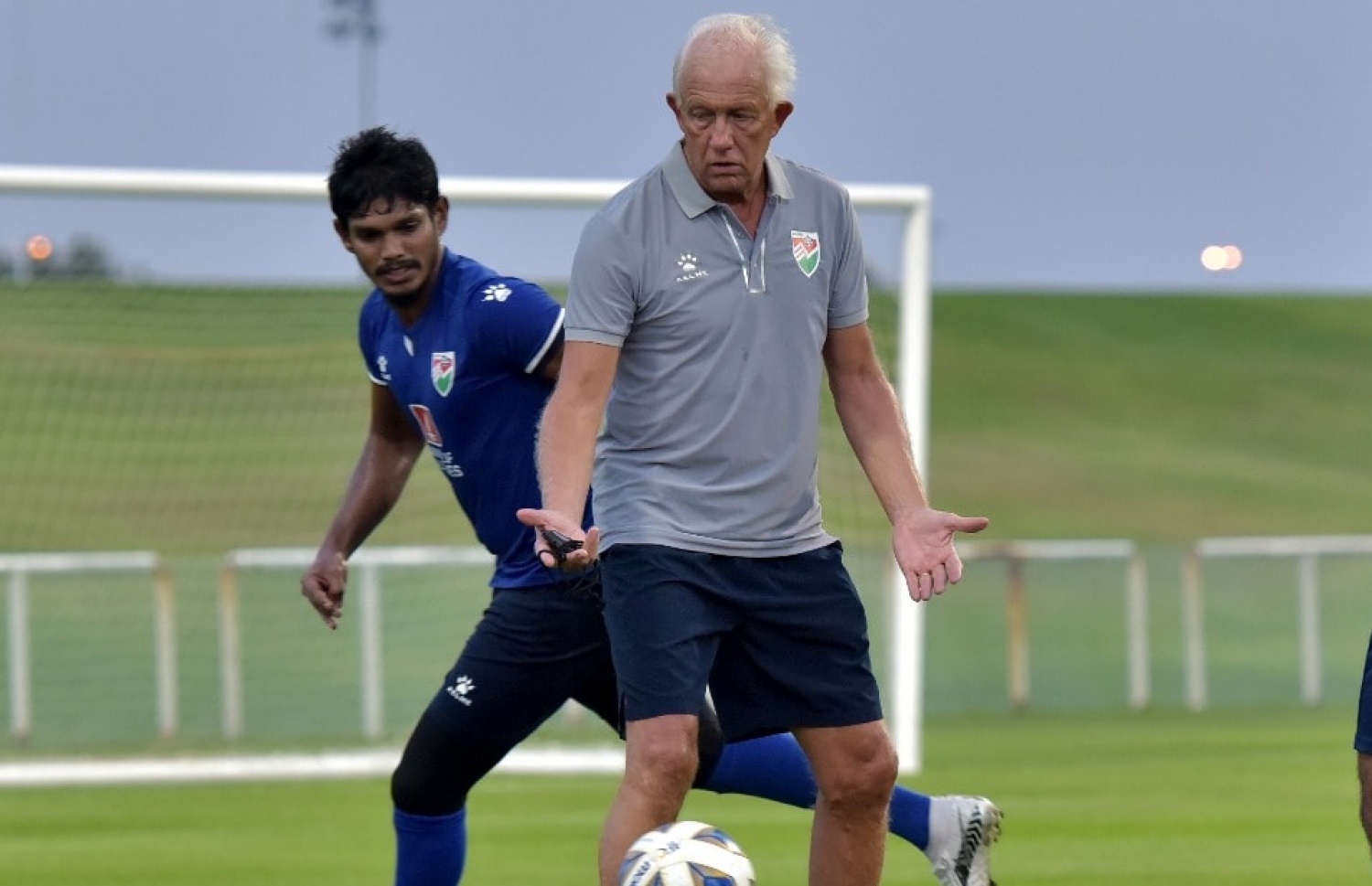 ކޫޕްމަން ގައުމީ ޓީމުގެ ޕްރެކްޓިހުގައި: އޭނާގެ ކޯޗު ކަމުގެ ދަށުްނރާއްޖެއިން ކުޅުނީ ތިން މެޗު --- ފައިލް ފޮޓޯ: އެފްއޭއެމް