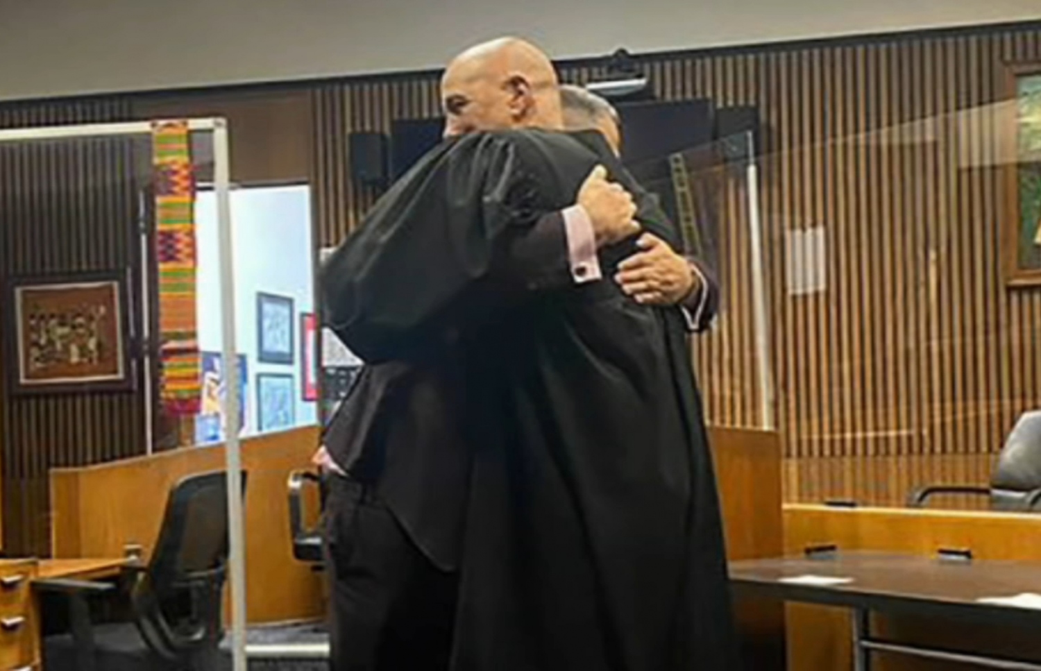 މާޓެލްގެ ހުވާގެ ރަސްމިއްޔާތުގައި ފަނޑިޔާރާ ބައްދާލައިގެން.