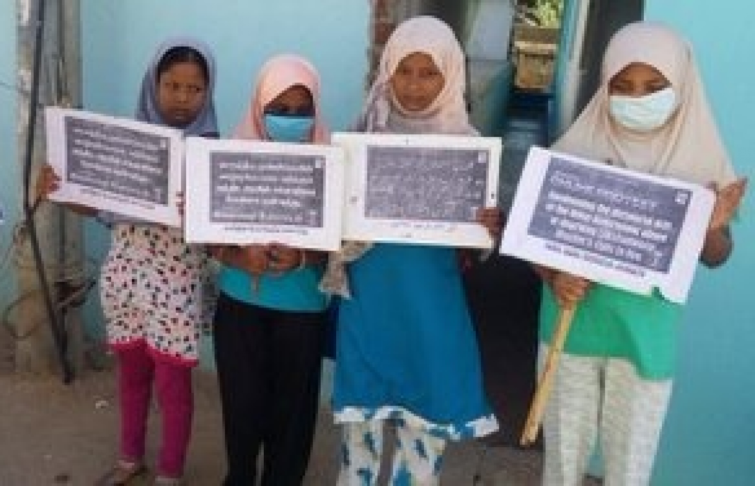 މަލިކް: ލަކްޝަދީޕް: ޖޫން 1، 2021: ލަކްޝަދީބްގައި ތަންފީޒުކުރަން ފަށާފައިވާ އާ ގަވާއިދުތަކާ ދެކޮޅަށް އެ ރަށްތަކުގައި ދިރިއުޅޭ ރައްޔިތުން އަޑުއުފުލަނީ.-- ފޮޓޯ: ޓްވިޓާ