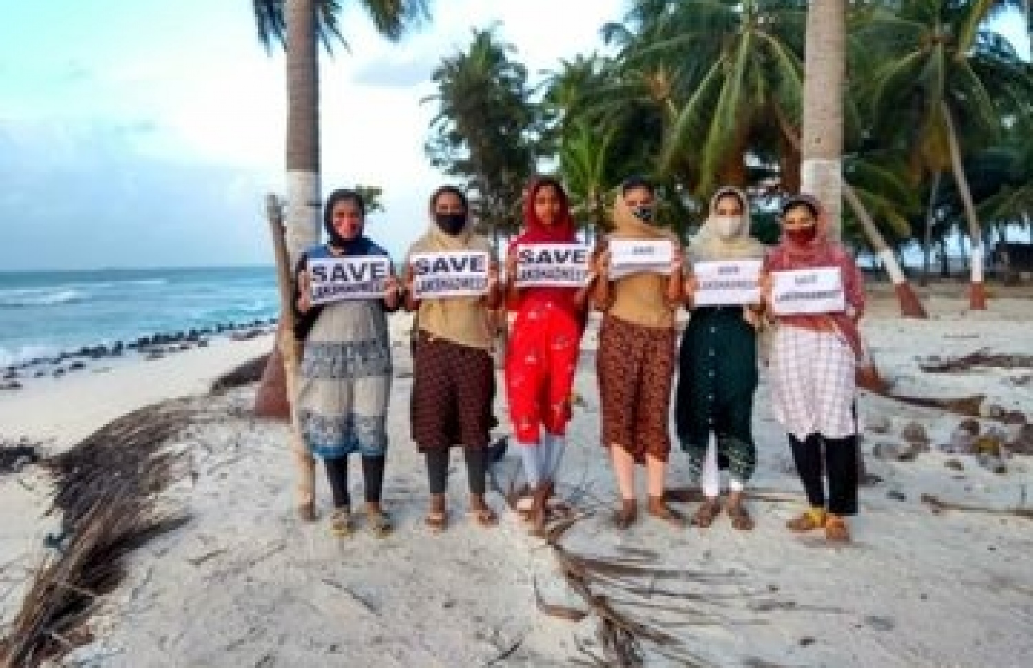 މަލިކް: ލަކްޝަދީޕް: ޖޫން 1، 2021: ލަކްޝަދީބްގައި ތަންފީޒުކުރަން ފަށާފައިވާ އާ ގަވާއިދުތަކާ ދެކޮޅަށް އެ ރަށްތަކުގައި ދިރިއުޅޭ ރައްޔިތުން އަޑުއުފުލަނީ.-- ފޮޓޯ: ޓްވިޓާ