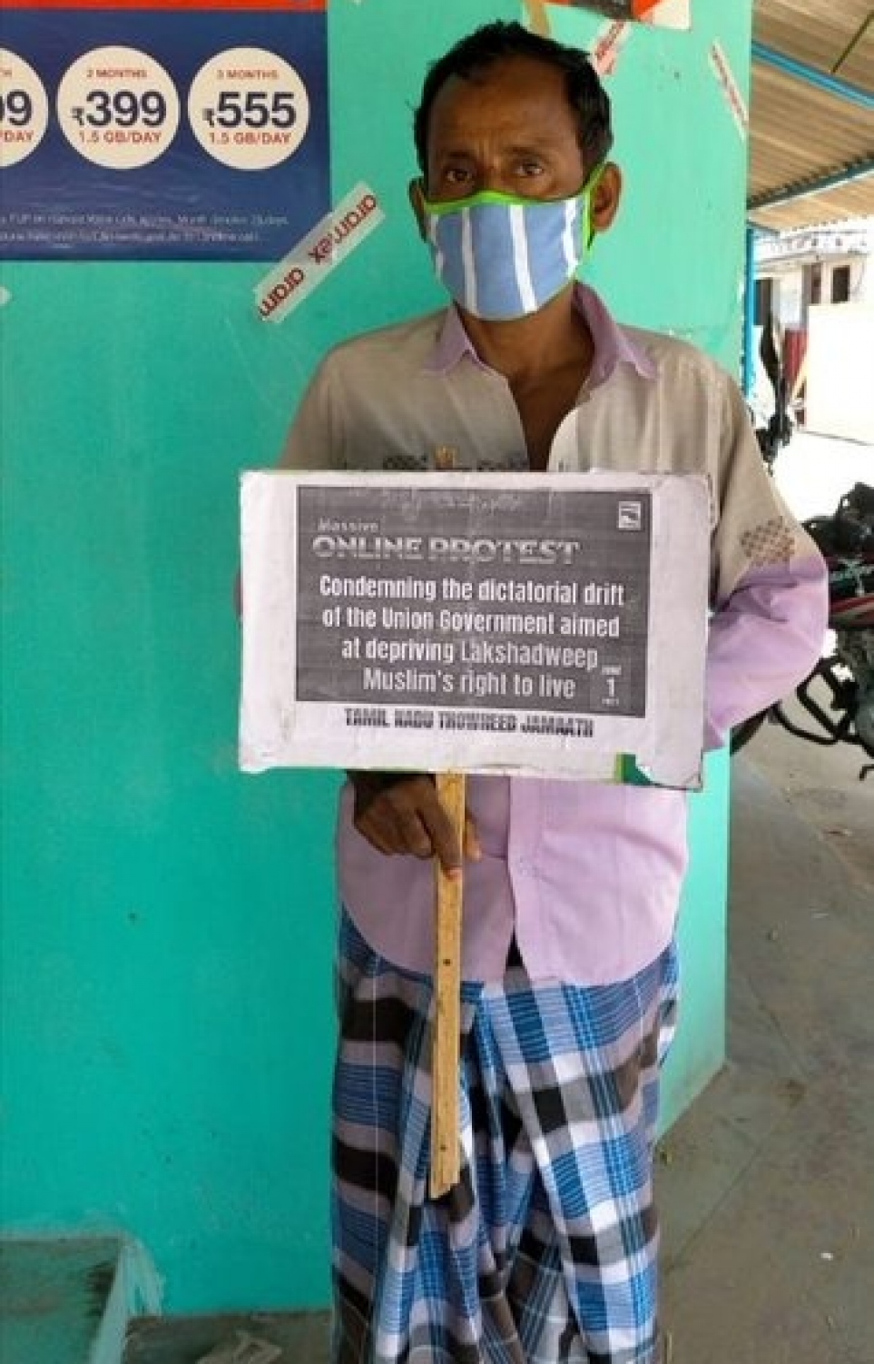 މަލިކް: ލަކްޝަދީޕް: ޖޫން 1، 2021: ލަކްޝަދީބްގައި ތަންފީޒުކުރަން ފަށާފައިވާ އާ ގަވާއިދުތަކާ ދެކޮޅަށް އެ ރަށްތަކުގައި ދިރިއުޅޭ ރައްޔިތަކު އަޑުއުފުލަނީ.-- ފޮޓޯ: ޓްވިޓާ