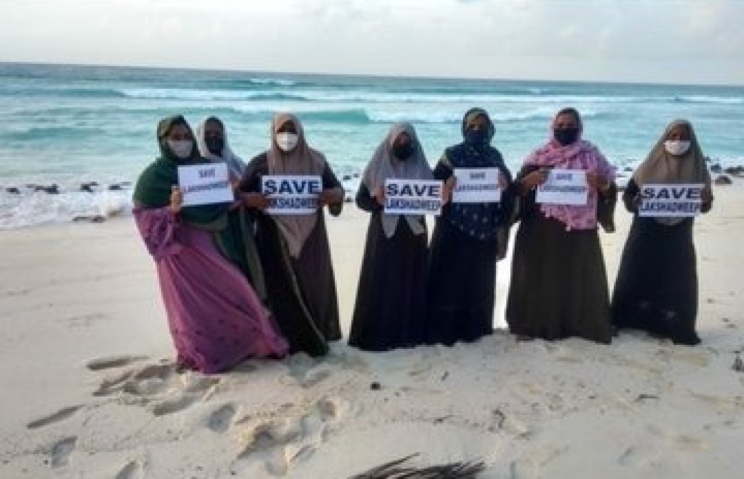 މަލިކް: ލަކްޝަދީޕް: ޖޫން 1، 2021: ލަކްޝަދީބްގައި ތަންފީޒުކުރަން ފަށާފައިވާ އާ ގަވާއިދުތަކާ ދެކޮޅަށް އެ ރަށްތަކުގައި ދިރިއުޅޭ ރައްޔިތުން އަޑުއުފުލަނީ.-- ފޮޓޯ: ޓްވިޓާ