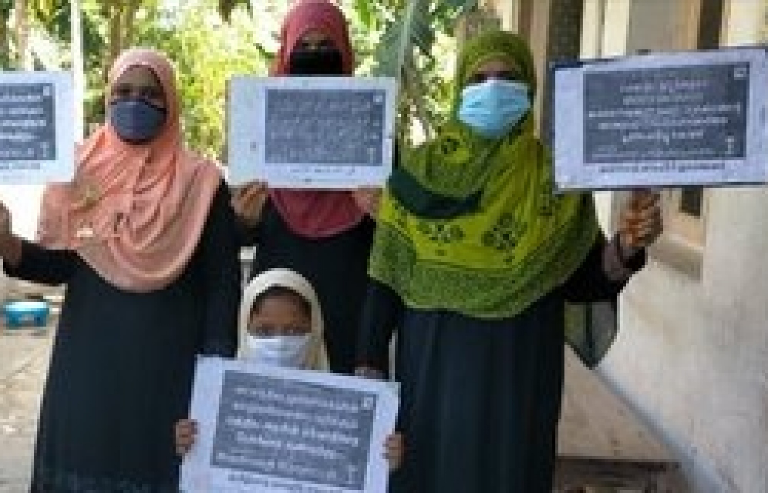 މަލިކް: ލަކްޝަދީޕް: ޖޫން 1، 2021: ލަކްޝަދީބްގައި ތަންފީޒުކުރަން ފަށާފައިވާ އާ ގަވާއިދުތަކާ ދެކޮޅަށް އެ ރަށްތަކުގައި ދިރިއުޅޭ ރައްޔިތުން އަޑުއުފުލަނީ.-- ފޮޓޯ: ޓްވިޓާ