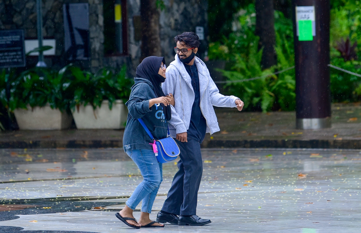 މާލޭގެ އިސްލާމީ މަރުކަޒުގެ ސަރަހައްދުން ދެ ޒުވާނަކު ދަތްދޮޅިއާ ހަމައަށް މާސްކު ތިރިކޮށްލައިގެން ހިނގާފައި ދަނީ: ކޮވިޑުން ރައްކާތެރިވުމުގެ އެންމެ މުހިންމު އެއް ފިޔަވަޅަކީ އާންމު ތަންތަނުގައި އުޅޭއިރު ވެސް މާސްކު އެޅުން.---ފޮޓޯ: އަހުމަދު އަވްޝަން/މިހާރު