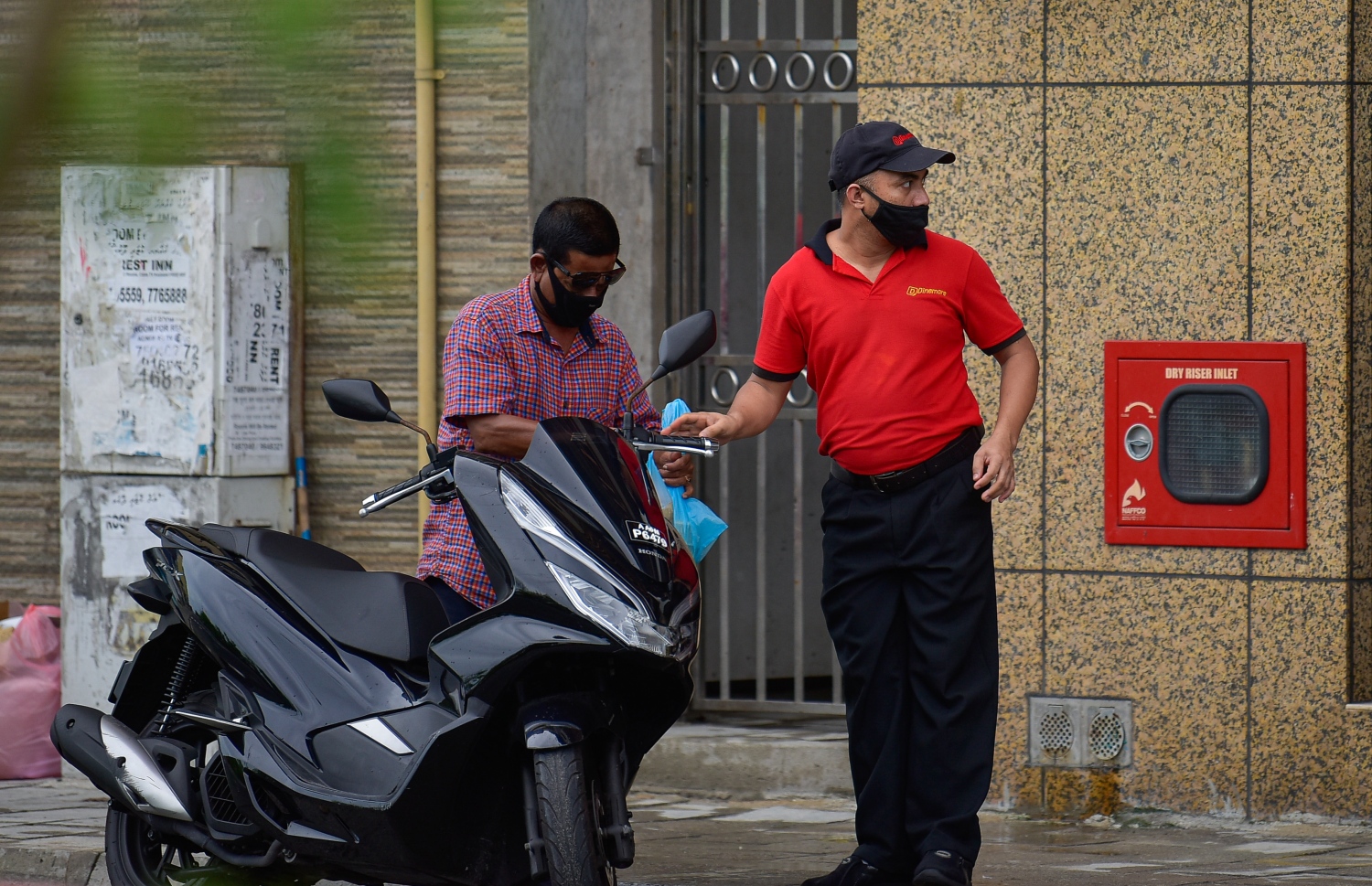 މާލޭގެ ގެއަކަށް ޑެލިވަރީ ކުރަން ދިޔަ މީހަކު މާސްކް ނޭފަތުގެ ތިރީގައި ބަހައްޓައިގެން ހިދުމަތް ދެނީ. ކޮވިޑުން ރައްކާތެރިވާން އެންމެ މުހިންމު އެއް ފިޔަވަޅަކީ މާސްކު އެޅުން.---ފޮޓޯ: އަހުމަދު އަވްޝަން/މިހާރު