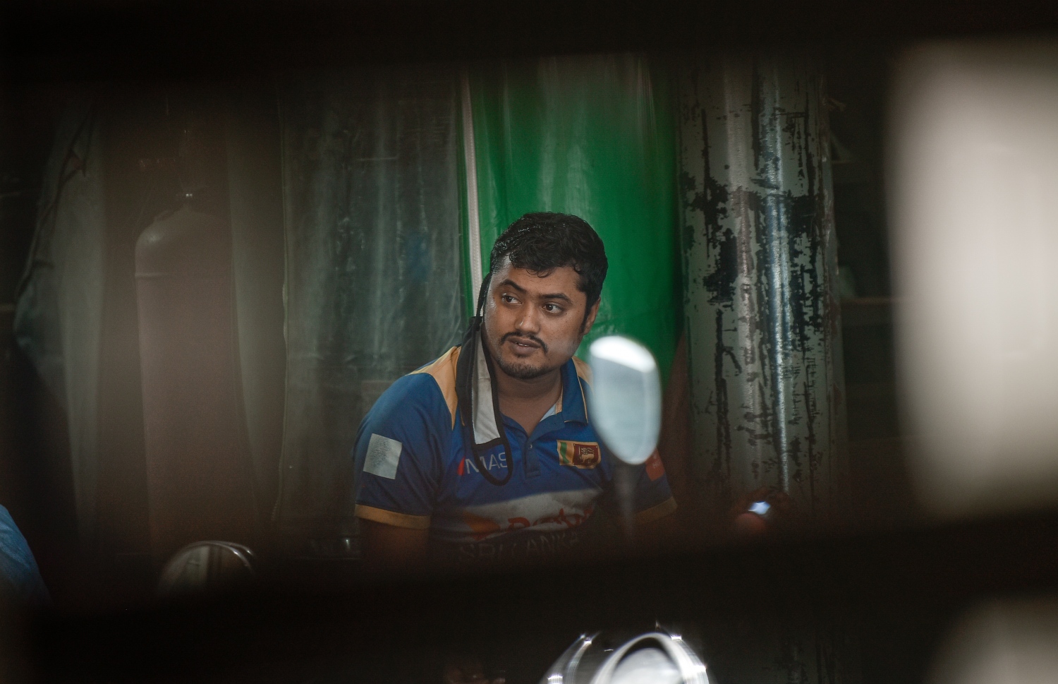 މާލޭގެ ބާޒާރުމަތީގެ ސަރަހައްދުގައި ބިދޭސީއަކު އިށީނދެގެން އިން އިރު، މާސްކް އެ ފެންނަނީ ދަތްދޮޅިއާ ހަމައަށް ތިރިކޮށްފައިވާ ތަން: ކޮވިޑުން ރައްކާތެރިވާން އެންމެ މުހިންމު އެއް ފިޔަވަޅަކީ މާސްކު އެޅުން.---ފޮޓޯ: އަހުމަދު އަވްޝަން/މިހާރު