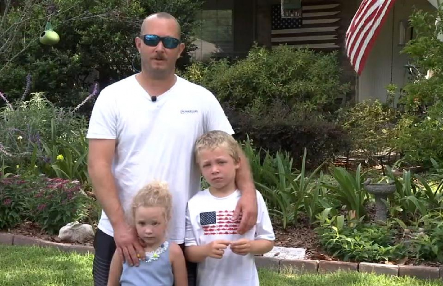 ޗޭޒް ބައްޕަ އާއި ކޮއްކޮއާ އެކު.