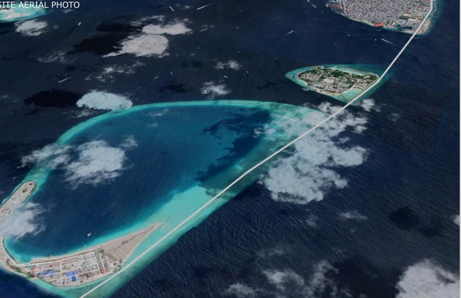 ގުޅިފަޅު މިހާރު އޮތް ގޮތުގެ އޭރިއަލް ފޮޓޯއެއް، އެ ފެންނަ ހުދުކުލައިގެ ރޮނގަކީ ވިލިމާލޭ ބްރިޖް ދާ ގޮތް