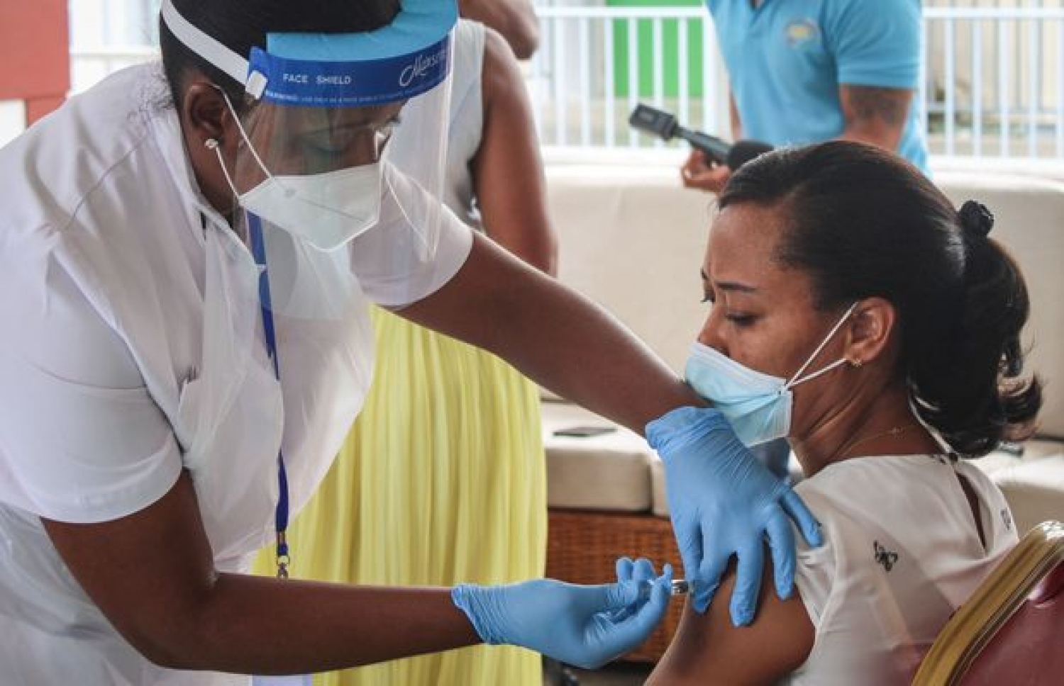 އުއްތަރު ޕްރަދޭޝްގައި މީހަކު ވެކްސިން ޖަހަނީ.