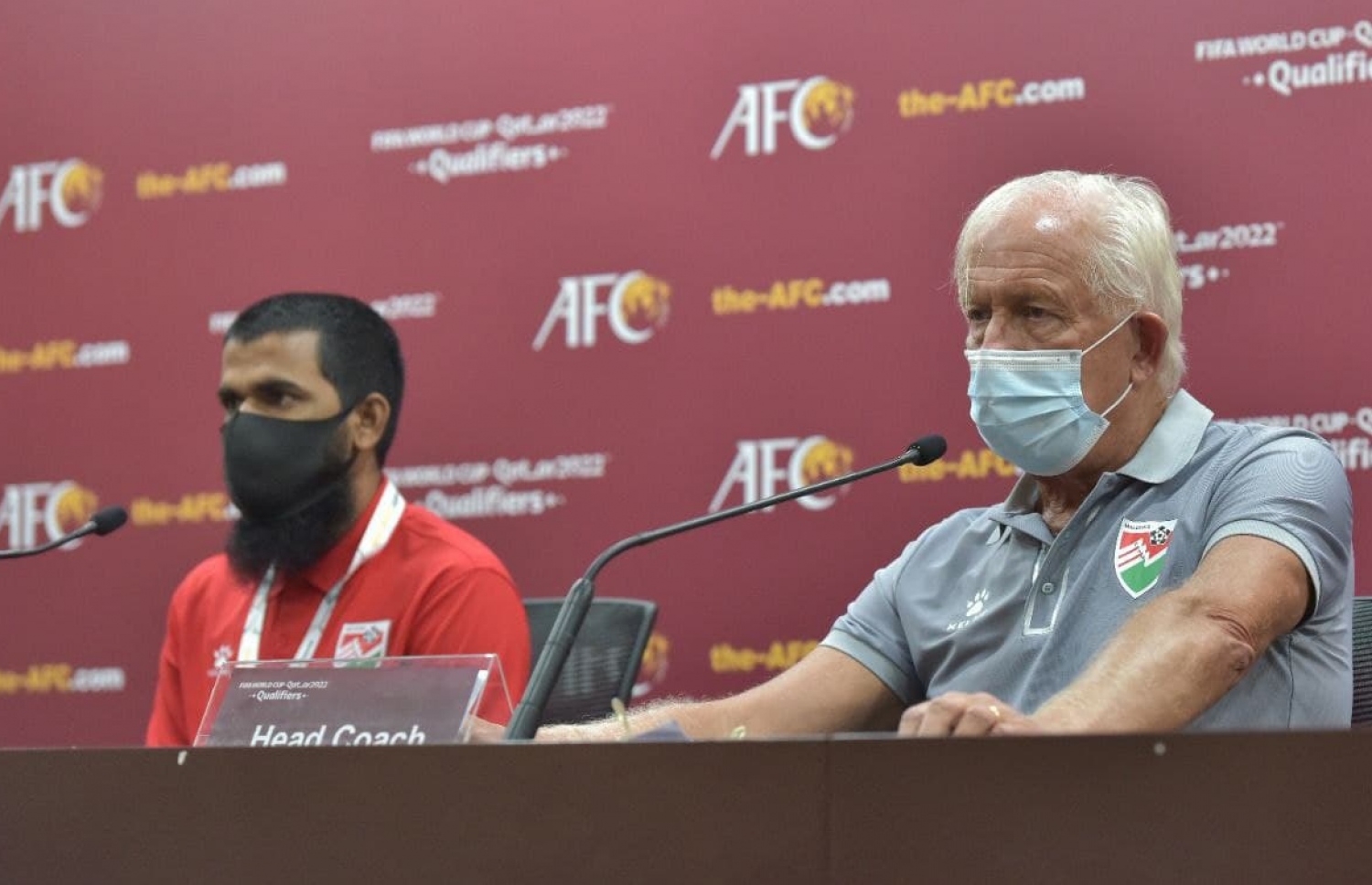 އިއްޔެ ބޭއްވި ޕްރީ މެޗު ޕްރެސްގައި ކޫޕްމަން އާއި ގައުމީ ޓީމުގެ ކެޕްޓަން އަކުރަމް --- ފޮޓޯ: އެފްއޭއެމް