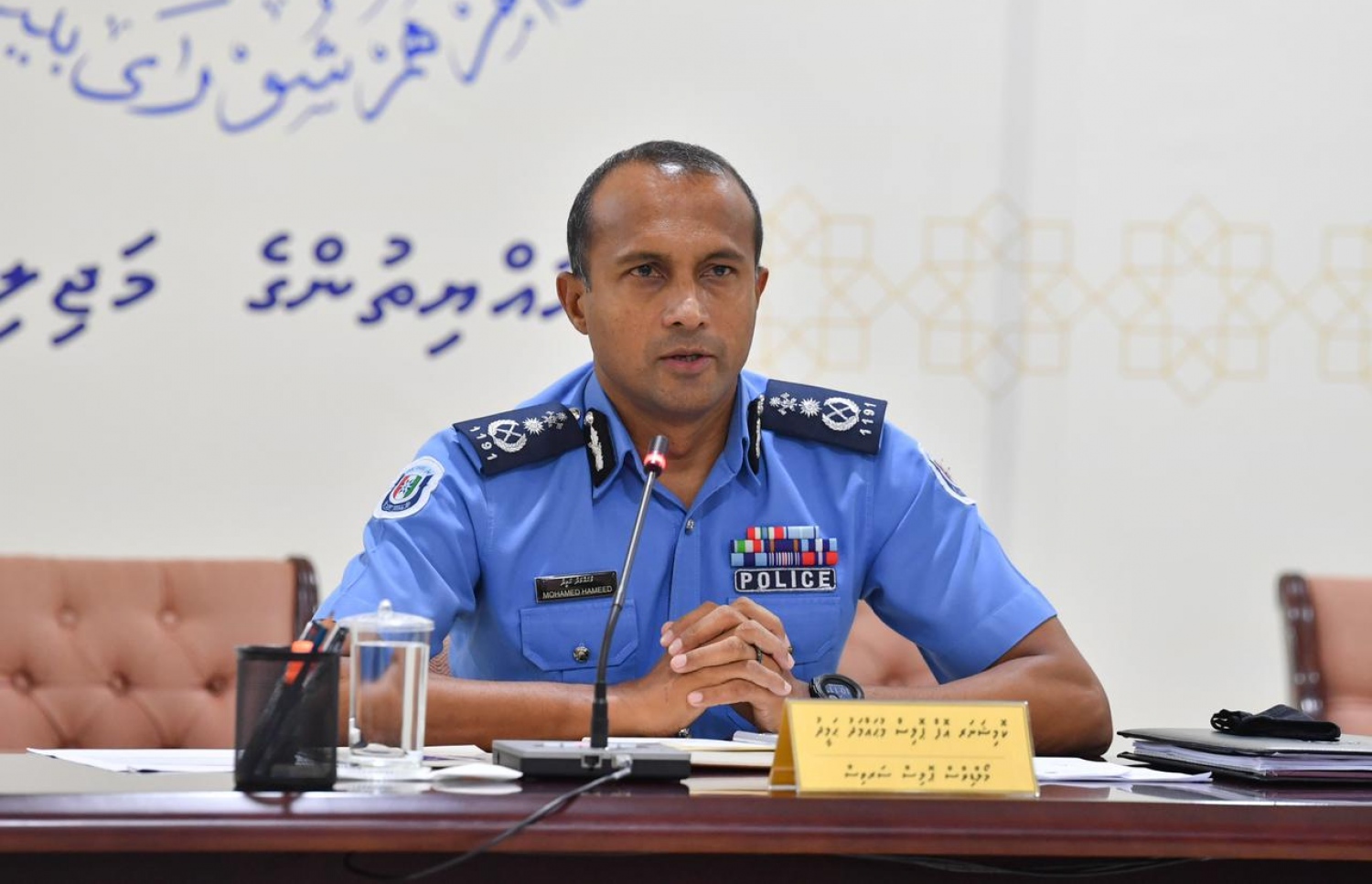 ރައްޔިތުންގެ މަޖިލީހުގެ ރައީސް މުހައްމަދު ނަޝީދަށް ދިން ހަމަލާއާ ގުޅިގެން 241 ކޮމިޓީން ކުރިއަށް ގެންދާ އިންކުއަރީ ގައި 241 ކޮމިޓީގެ މެމްްބަރުން ކުރެއްވި ސުވާލުތަކަށް ކަމިޝަނަރު އޮފް ޕޮލިސް މުހައްމަދު ހަމީދު ޖަވާބުދެއްވަނީ